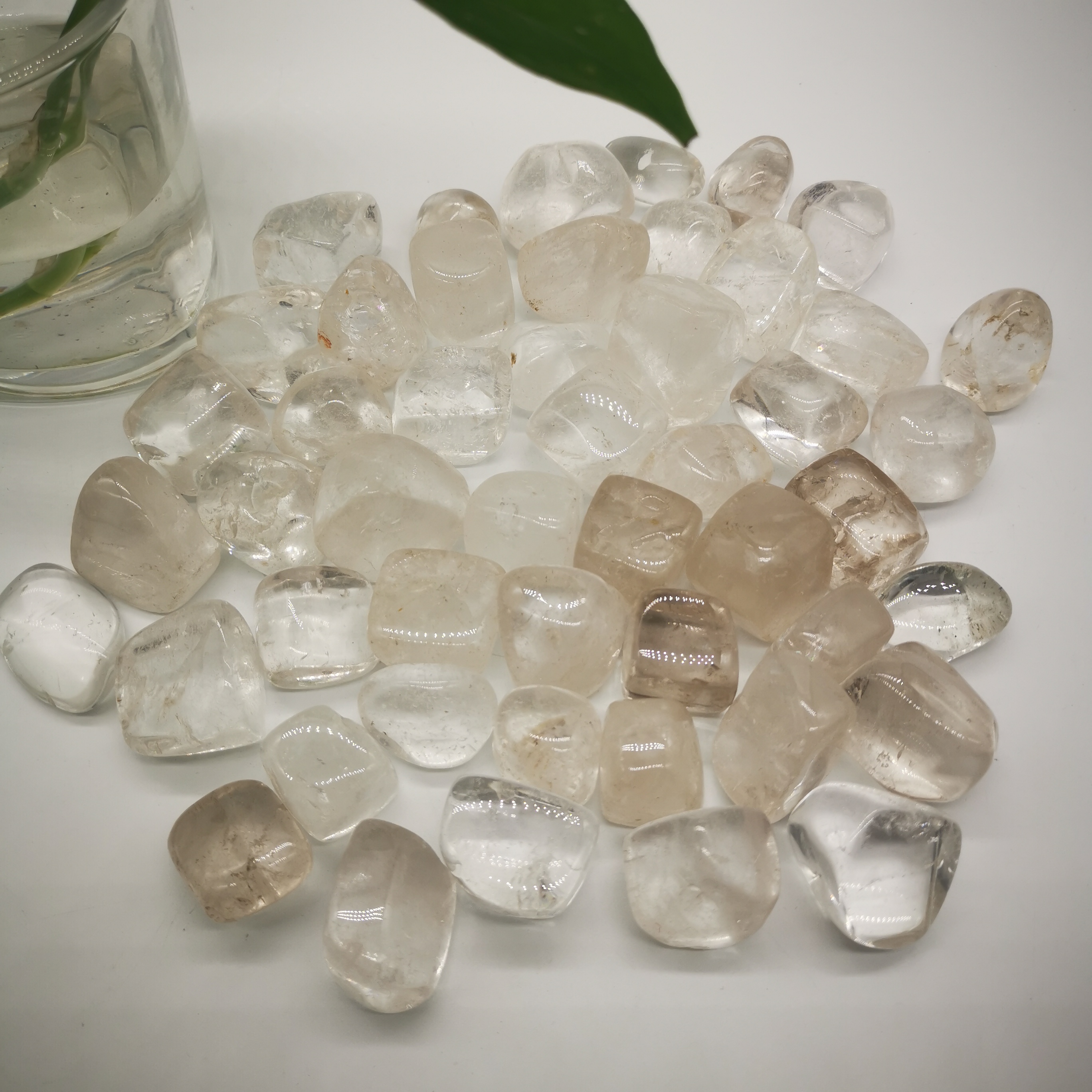 Wholesale transparent naturel stone tumbled 2-3cm high quality clear white crystal tumbled crystal stone gravel for decoration