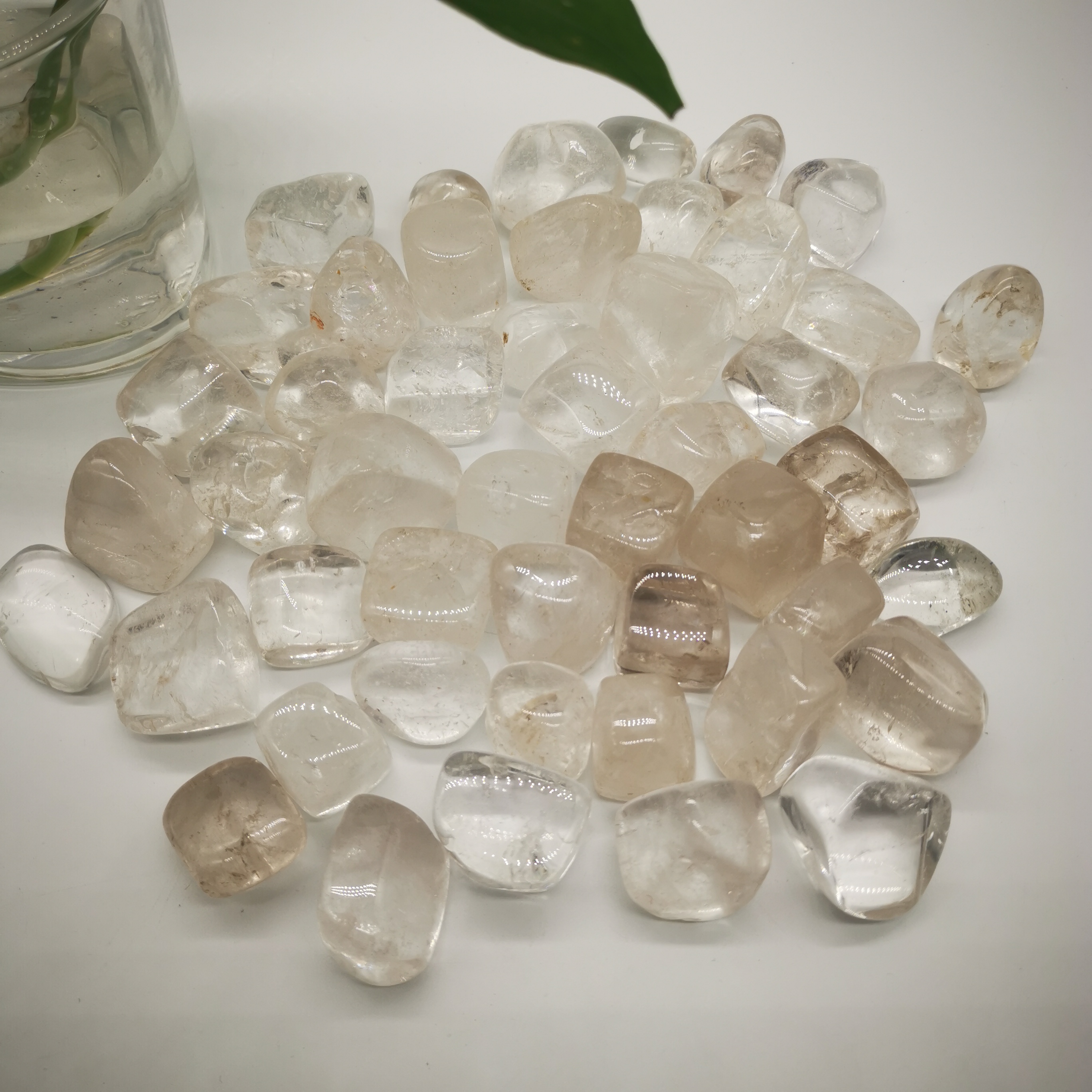 Wholesale transparent naturel stone tumbled 2-3cm high quality clear white crystal tumbled crystal stone gravel for decoration