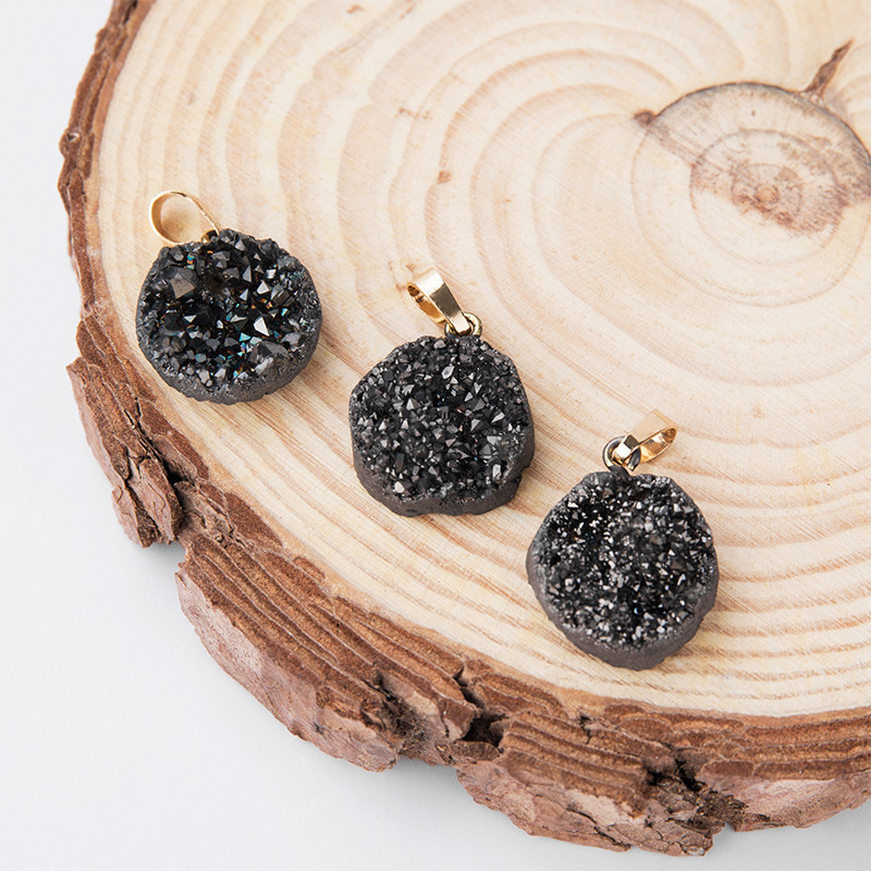 Natural healing agate pendant necklace decoration wholesale small round black agate crystal cluster pendant for sale