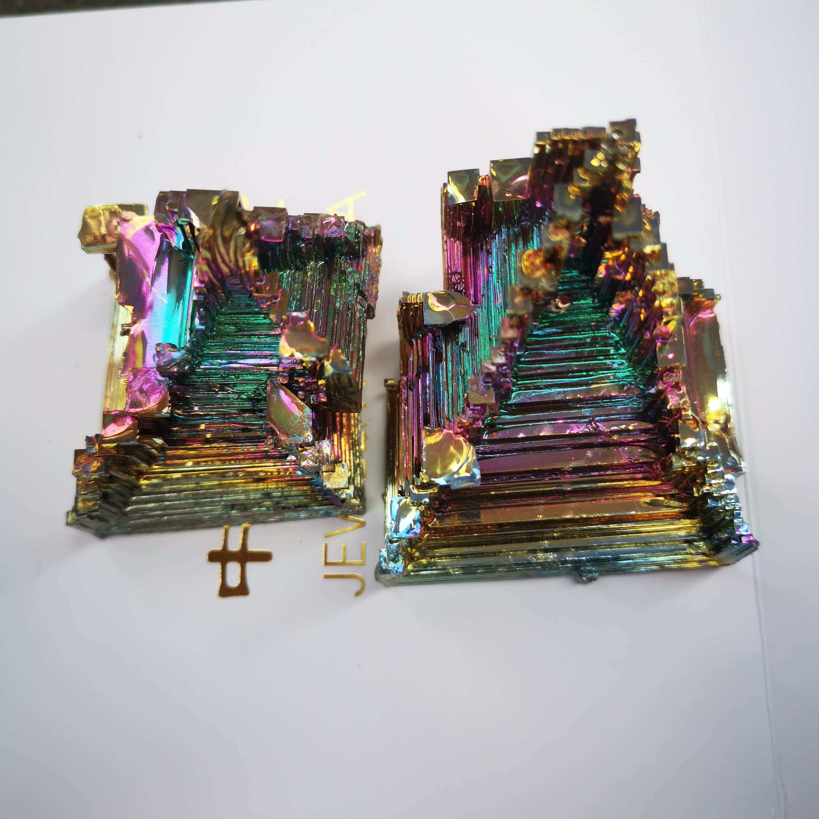 Wholesale high quality aura natural ore carved rainbow pyramid shaped raw crystal rough color mineral stone for home decoration