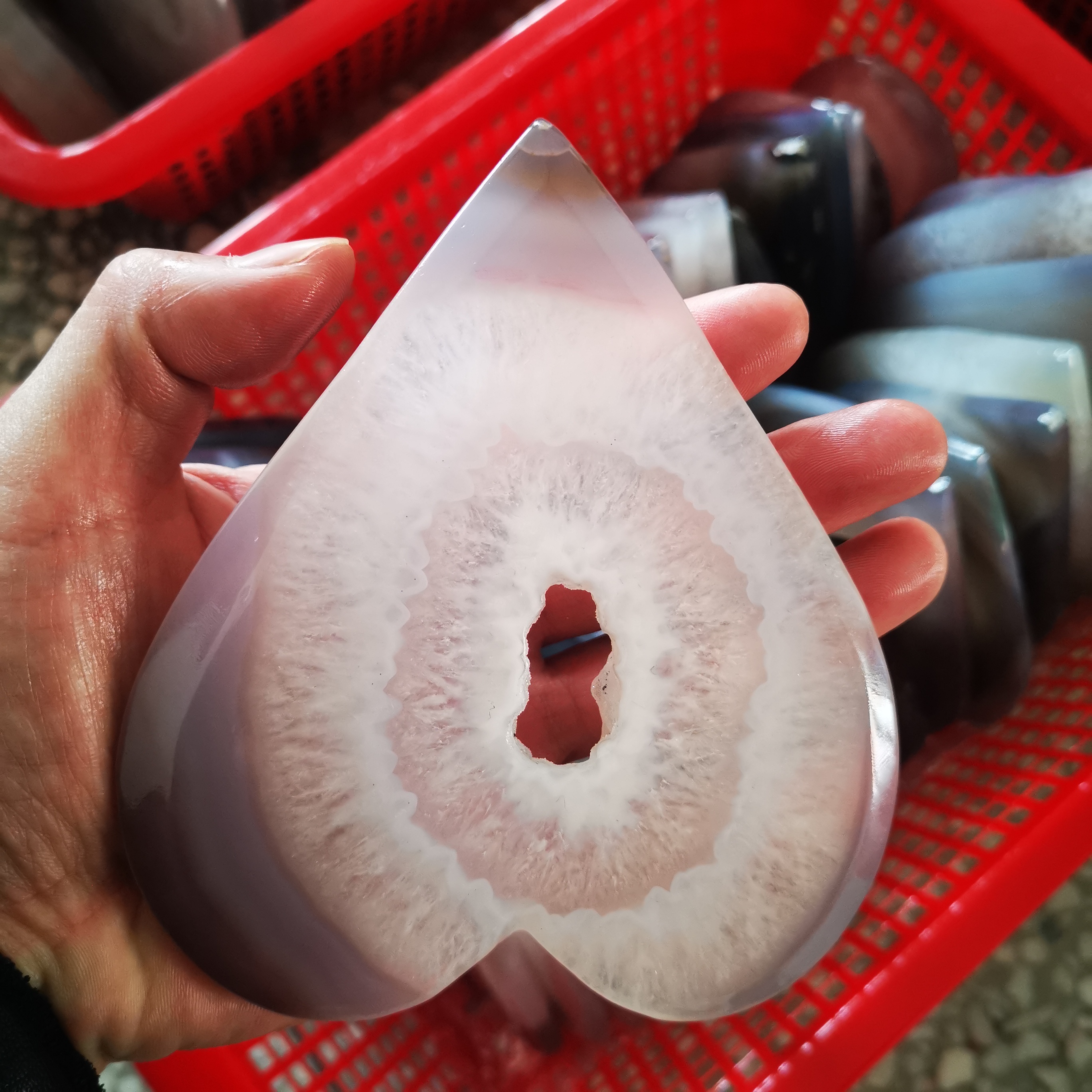 Best selling natural healing large agate slices bulk polishing crystal hollow heart shape agate slices wholesale for decoration