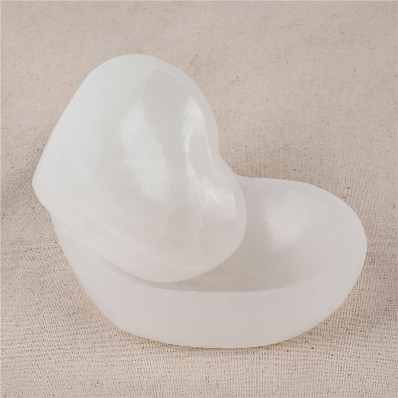 Polished White Heart shaped decorative bowl hand carved natural quartz crystal gypsum crescent bowl for folk crafts