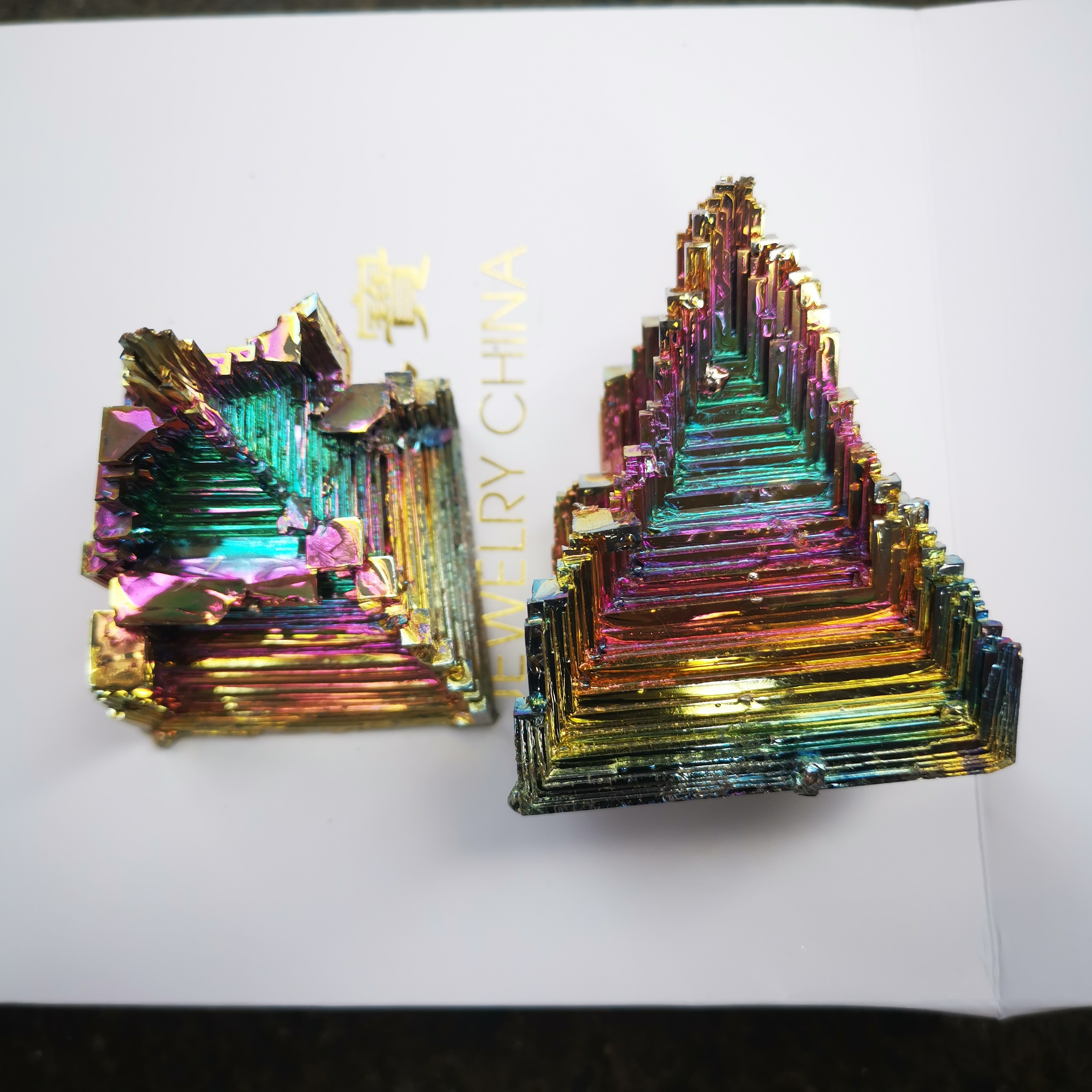 Wholesale high quality aura natural ore carved rainbow pyramid shaped raw crystal rough color mineral stone for home decoration