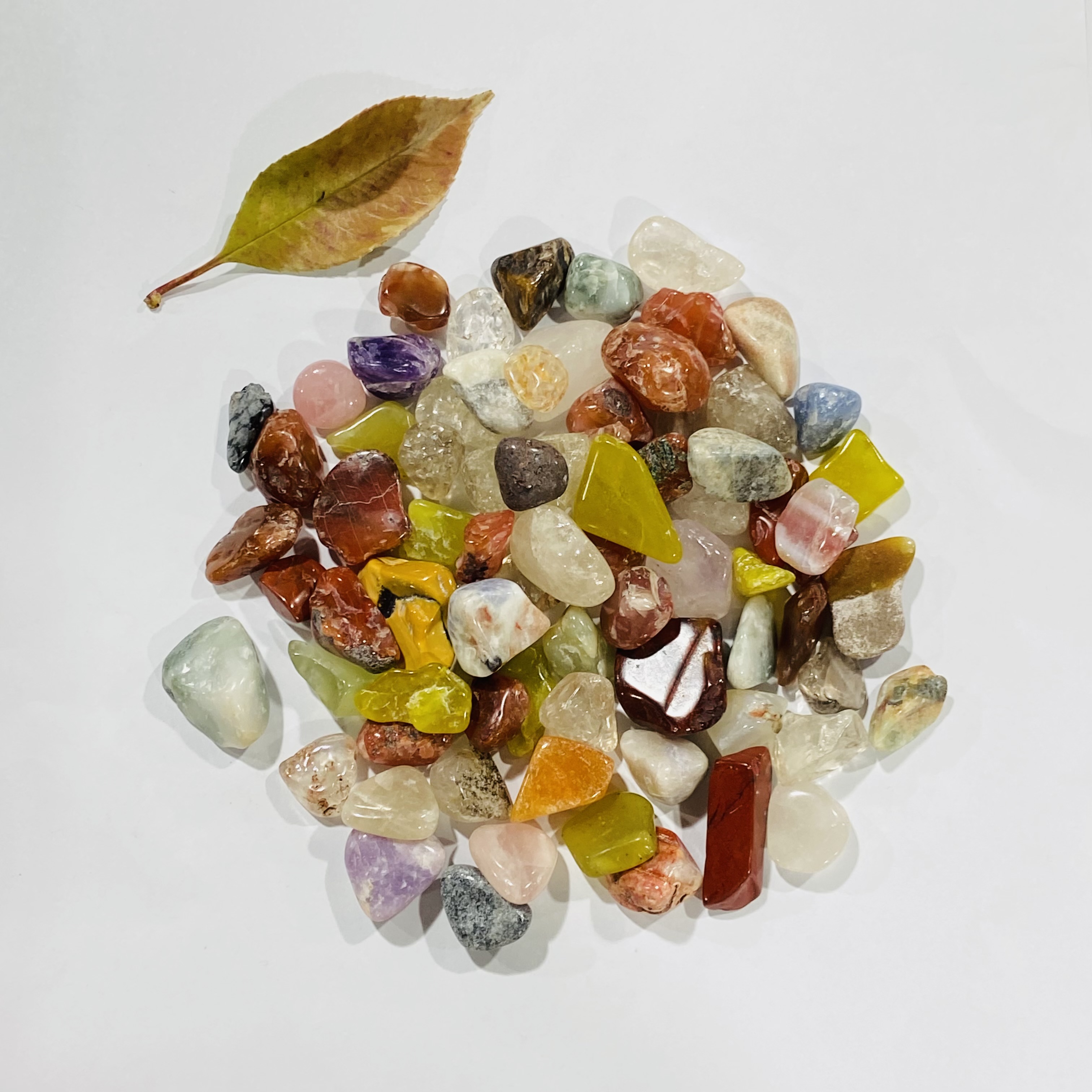 wholesale Natural crystals healing stones colourful Tumbled fengshui and healing crystal stone for decoration and gifts