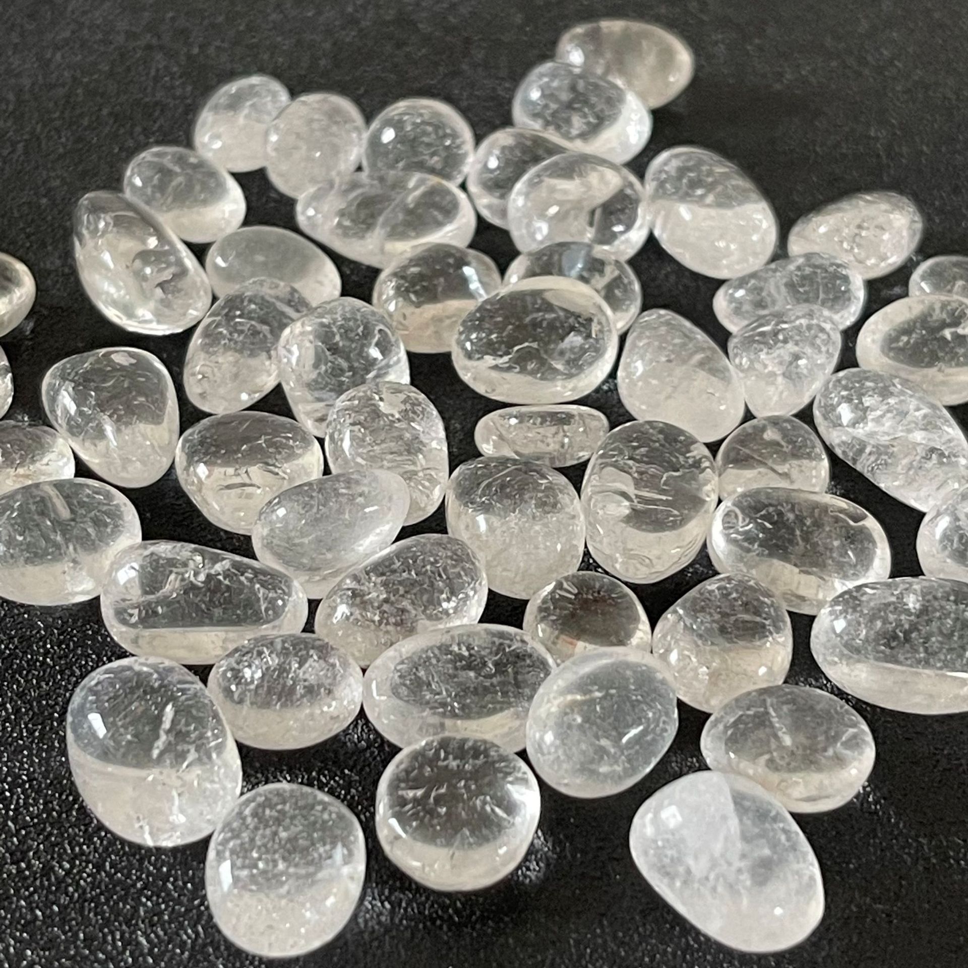 Wholesale high quality natural transparent quartz crystal tumbled stone clear polishing crystal raw stones for decoration