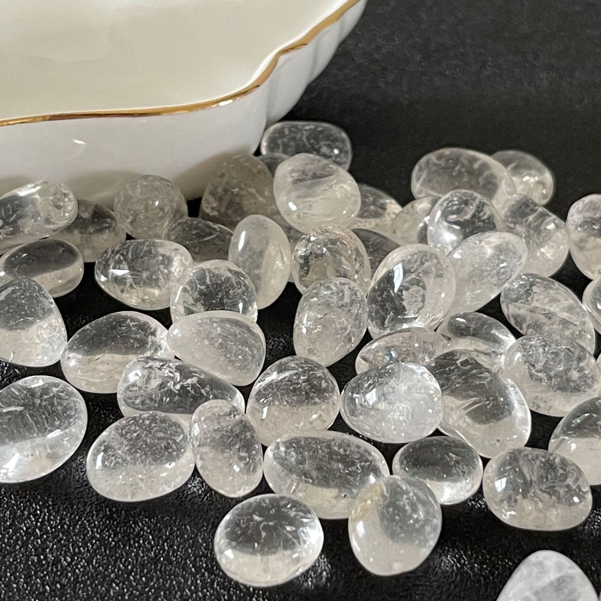 Wholesale high quality natural transparent quartz crystal tumbled stone clear polishing crystal raw stones for decoration