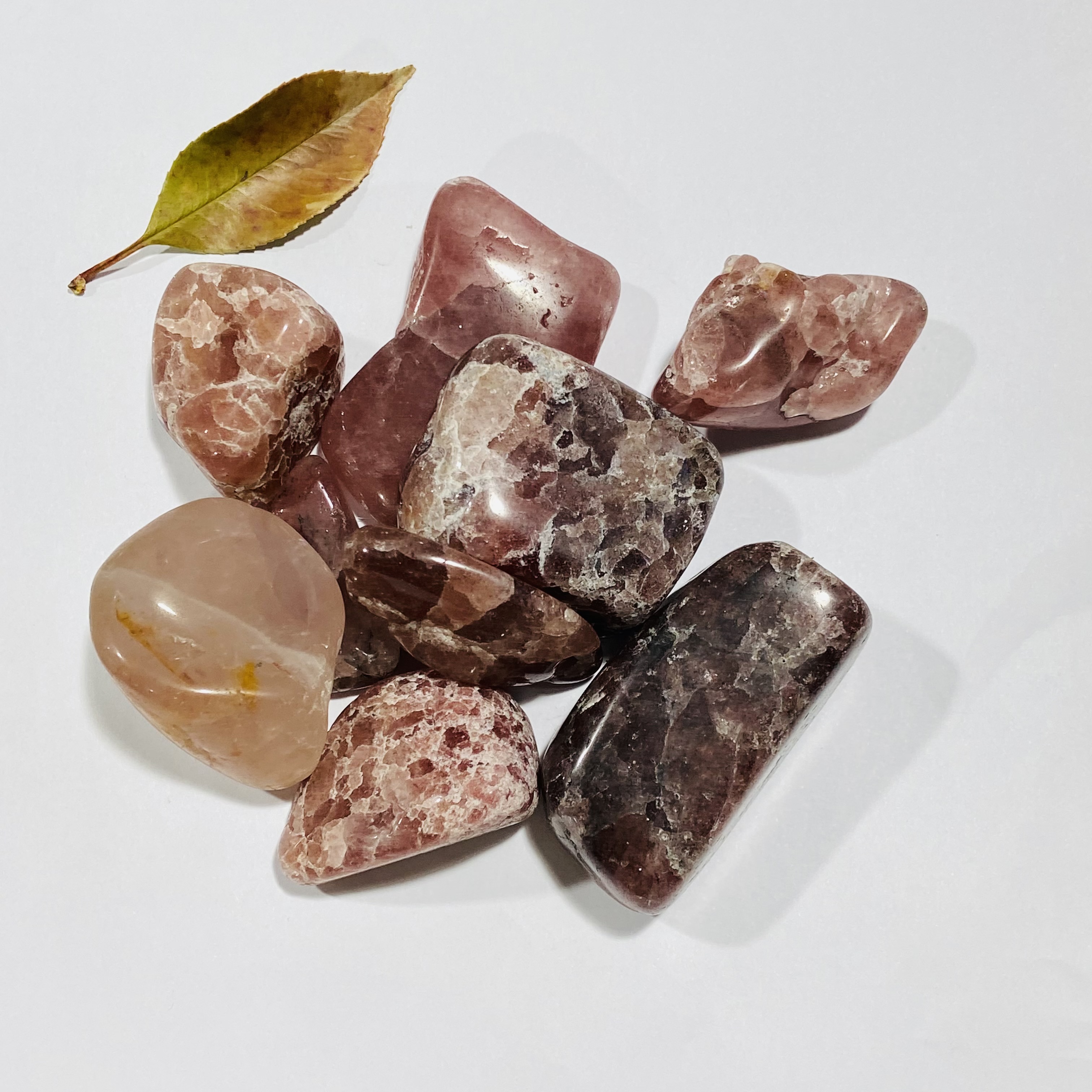 High quality Natural crystals healing stones strawberry quartz Tumbled fengshui and crystal stone for decoration and gifts