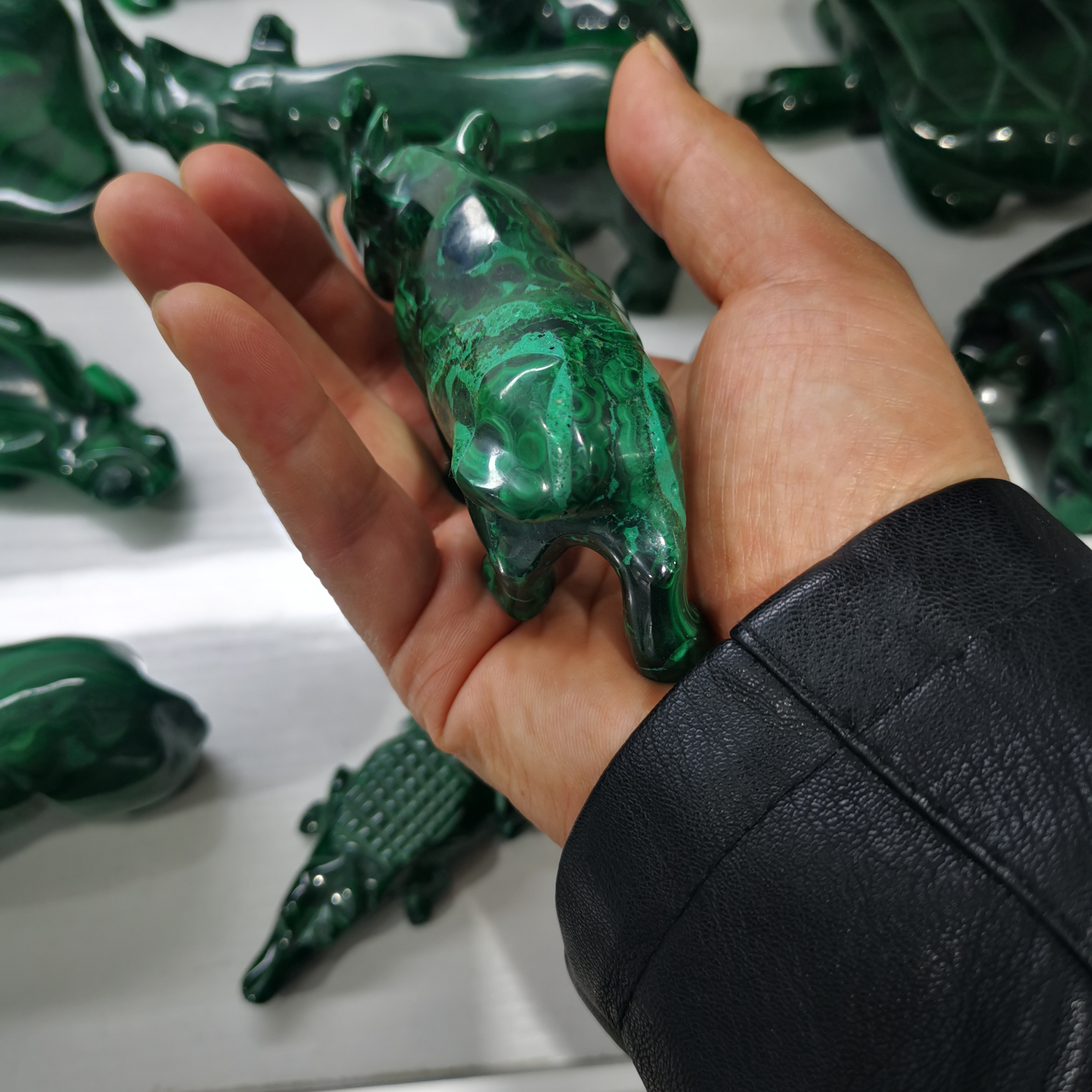 Natural malachite animals crystal carving folk crafts polished healing hand carved green malachite rhino gift for decoration