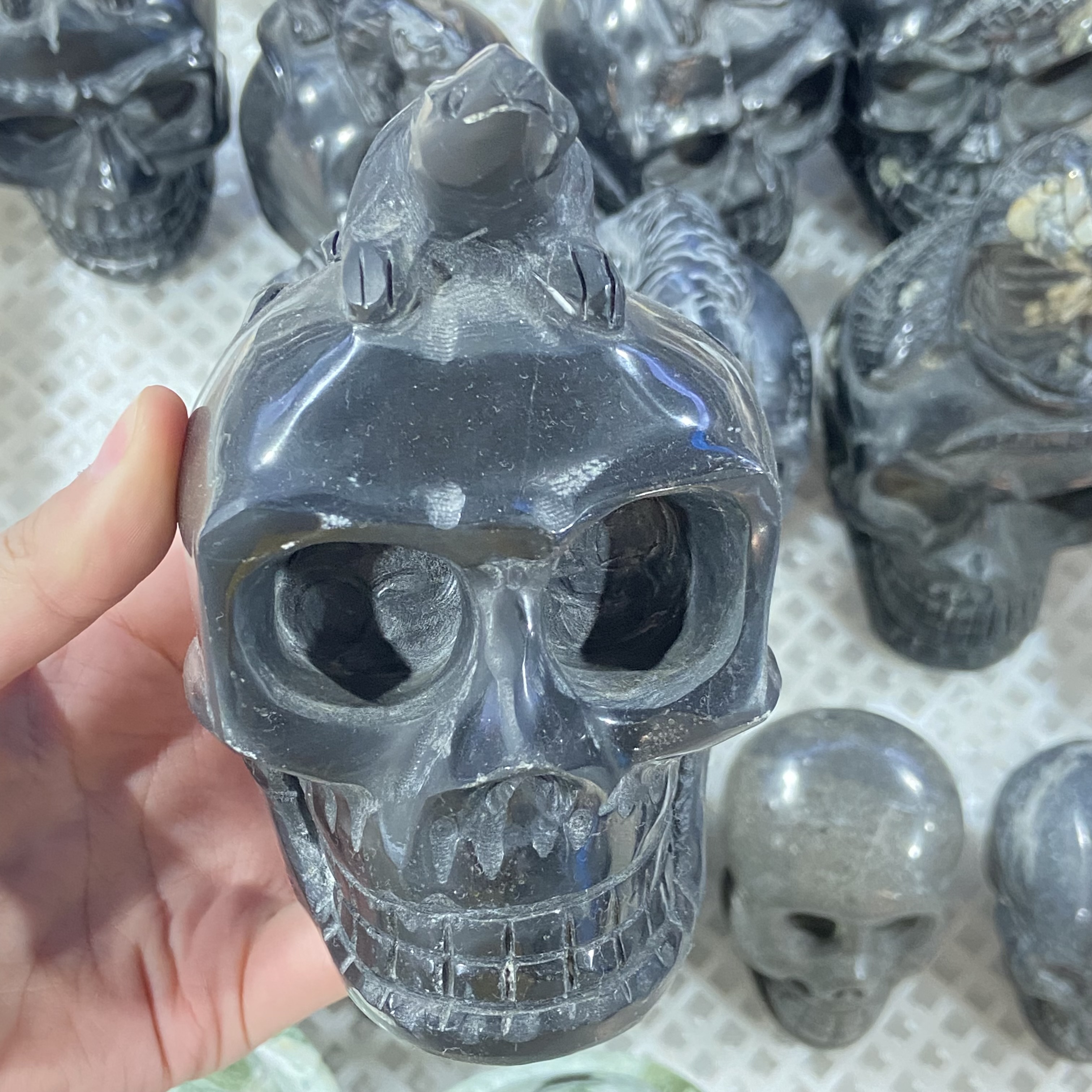 Top quality crystal stones home decorations wholesale natural crystal healing carving Jade squirrel skull