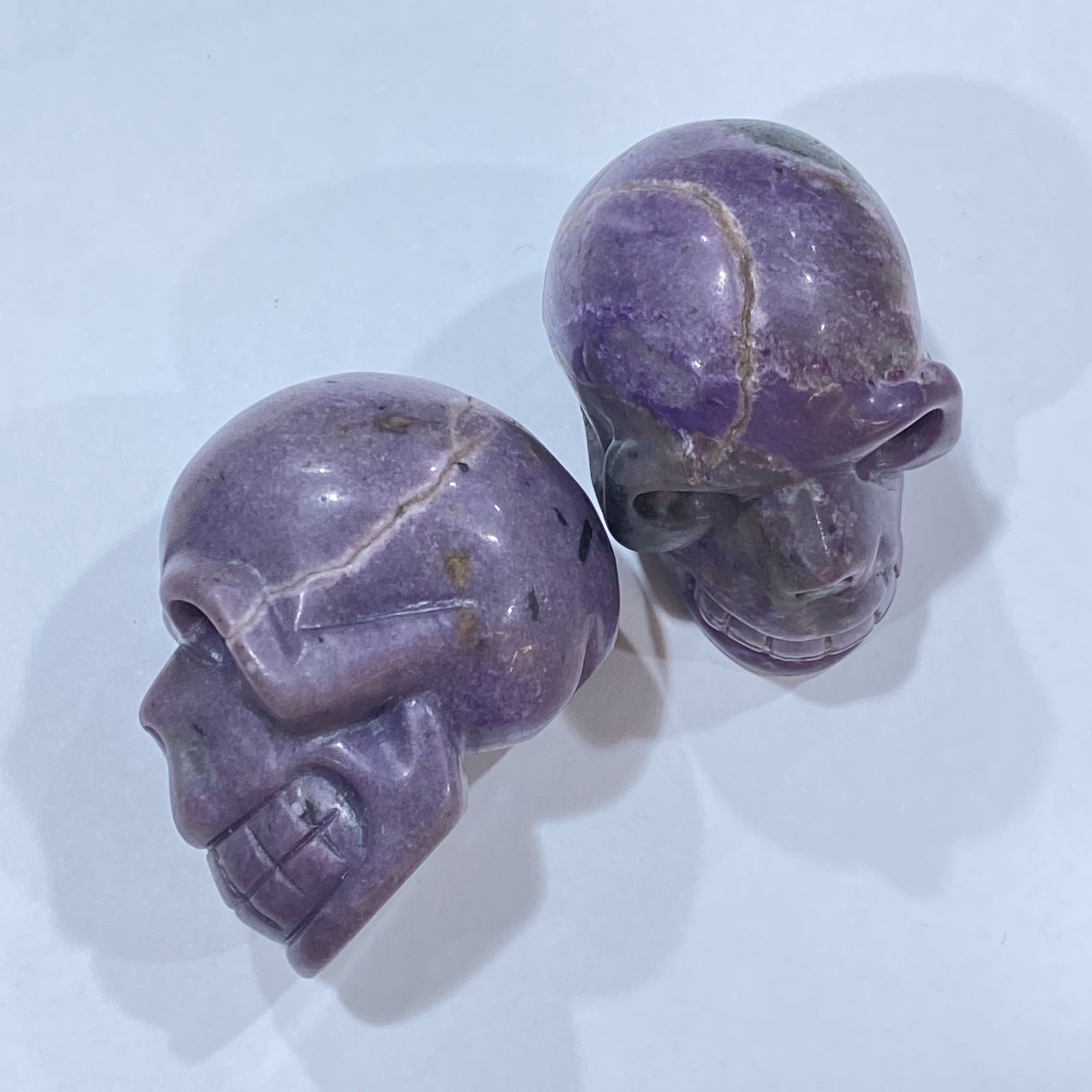 Hot selling crystal carving craft gifts wholesale natural purple mica stone skulls reiki decor