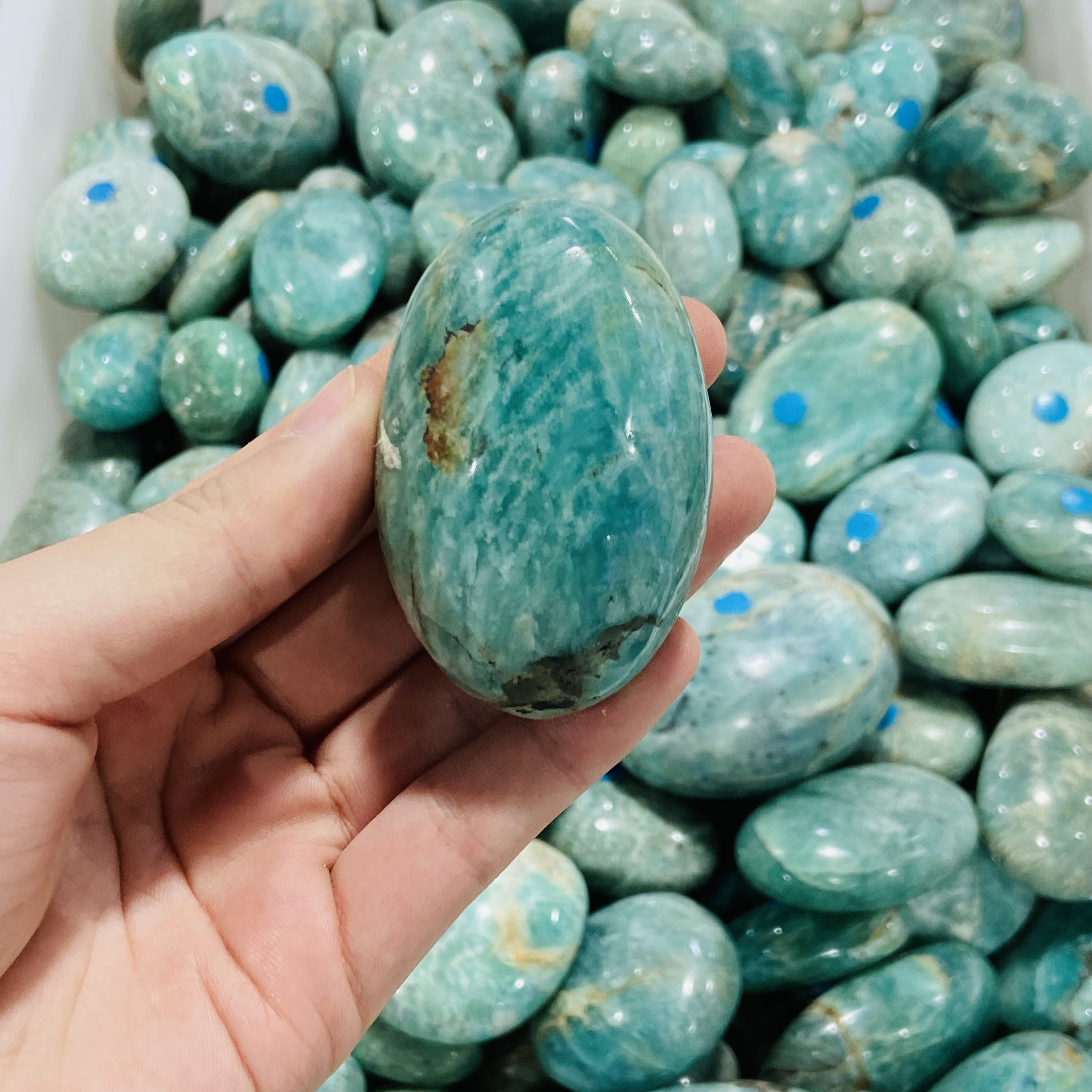 Wholesale crystal palm crafts natural polished healing amazonite quartz crystal palm stone for fengshui