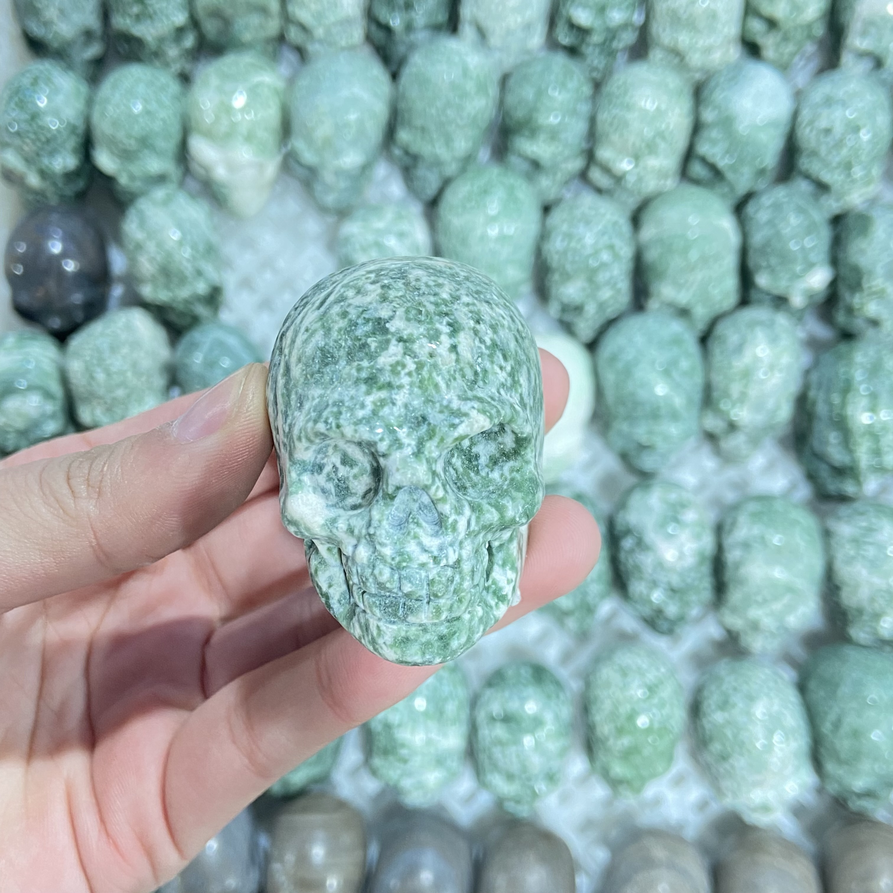 High quality crystal craft gifts natural miscellaneous stone skull healing crystal carving skulls wholesale