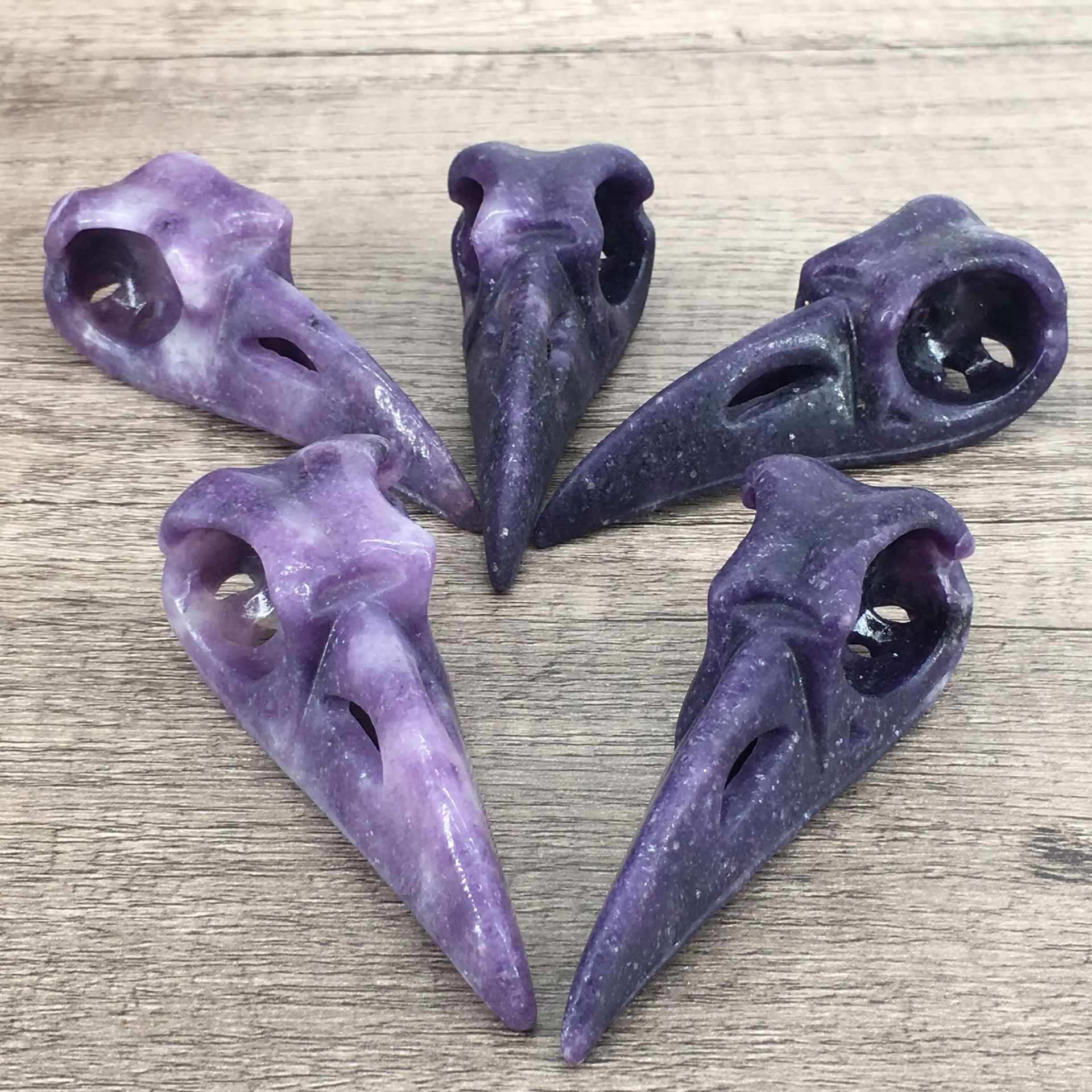 Good price natural crystal carved animal healing reiki purple mica crow skull pendant crystal carving crafts SAMEI JEWELRY