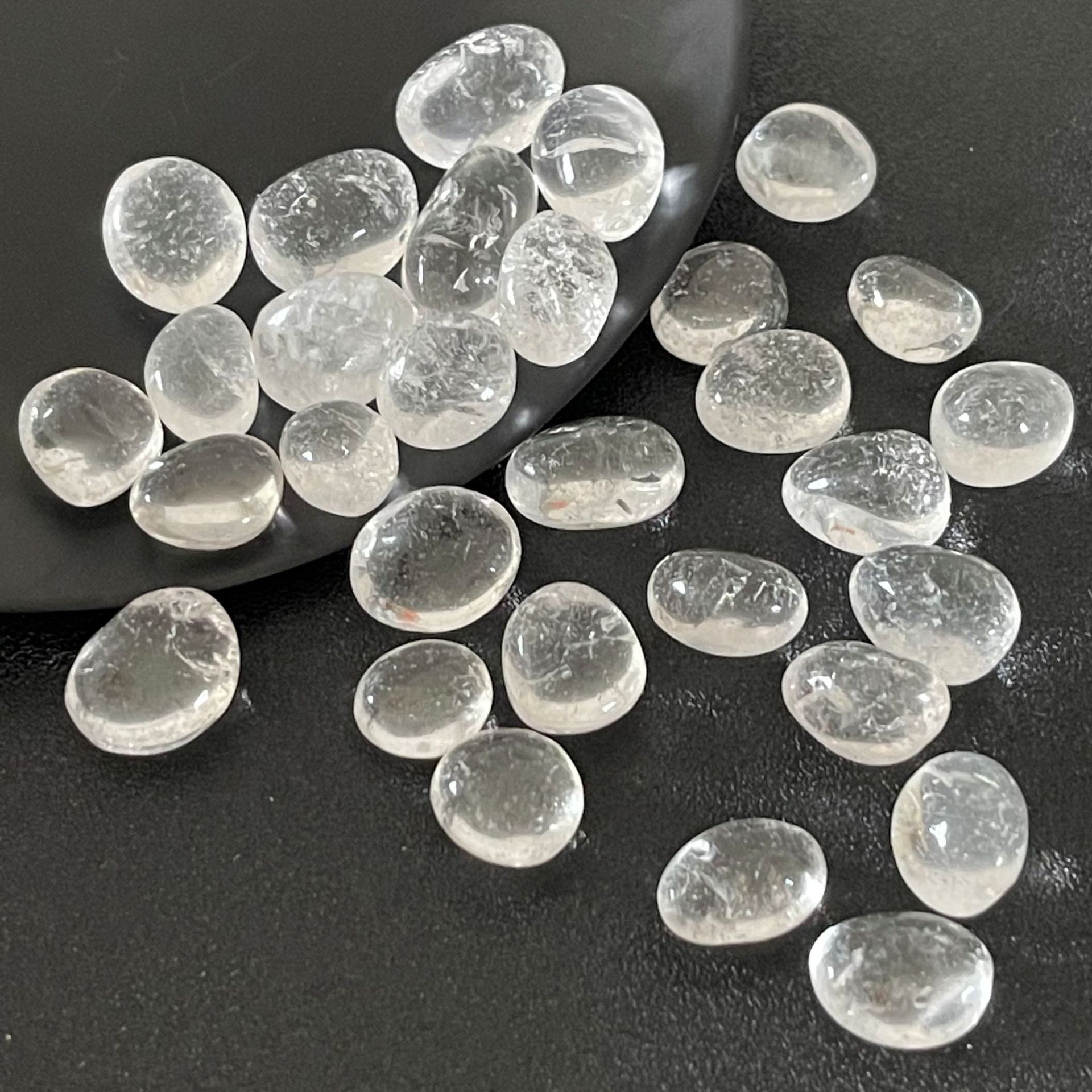 Wholesale high quality natural transparent quartz crystal tumbled stone clear polishing crystal raw stones for decoration