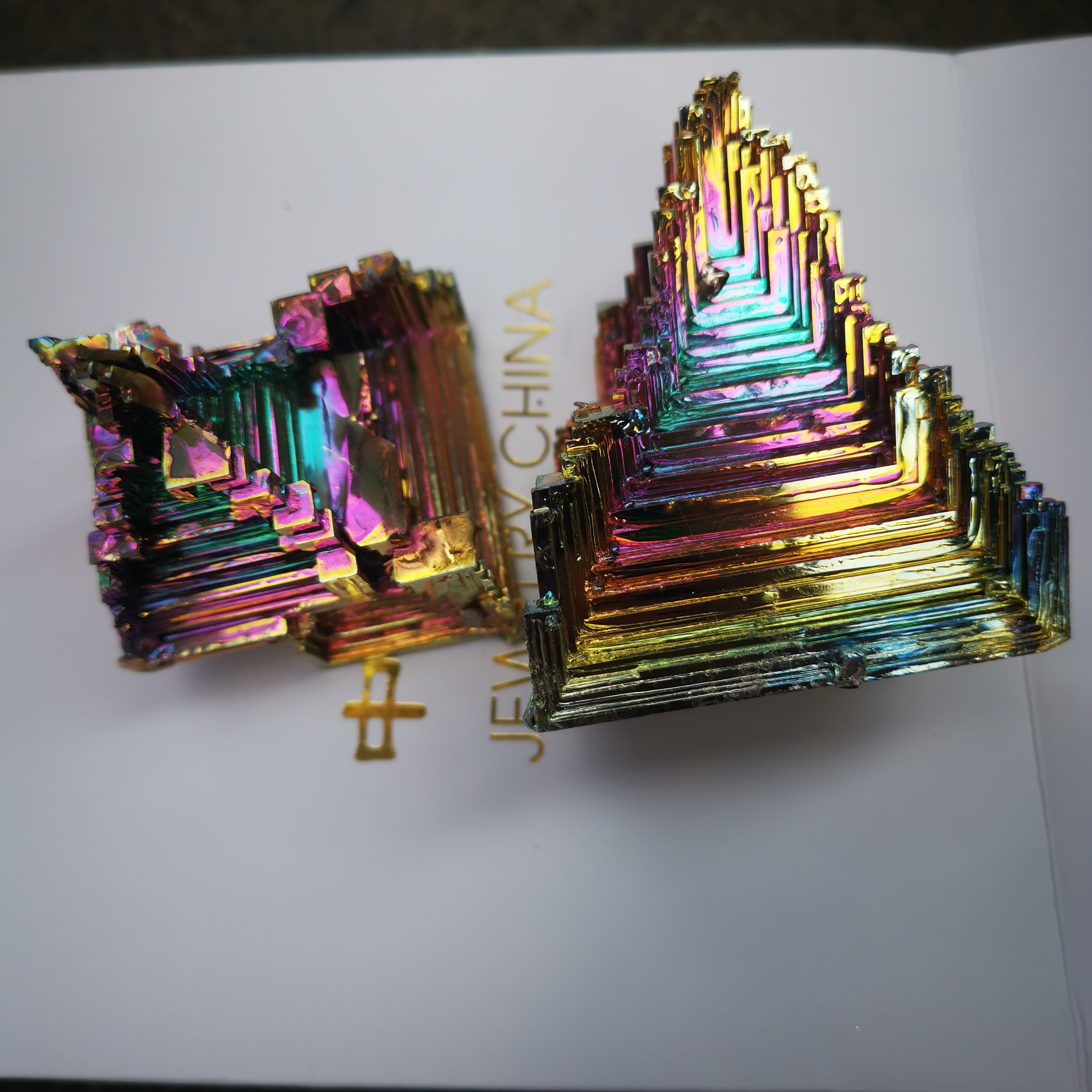 Wholesale high quality aura natural ore carved rainbow pyramid shaped raw crystal rough color mineral stone for home decoration