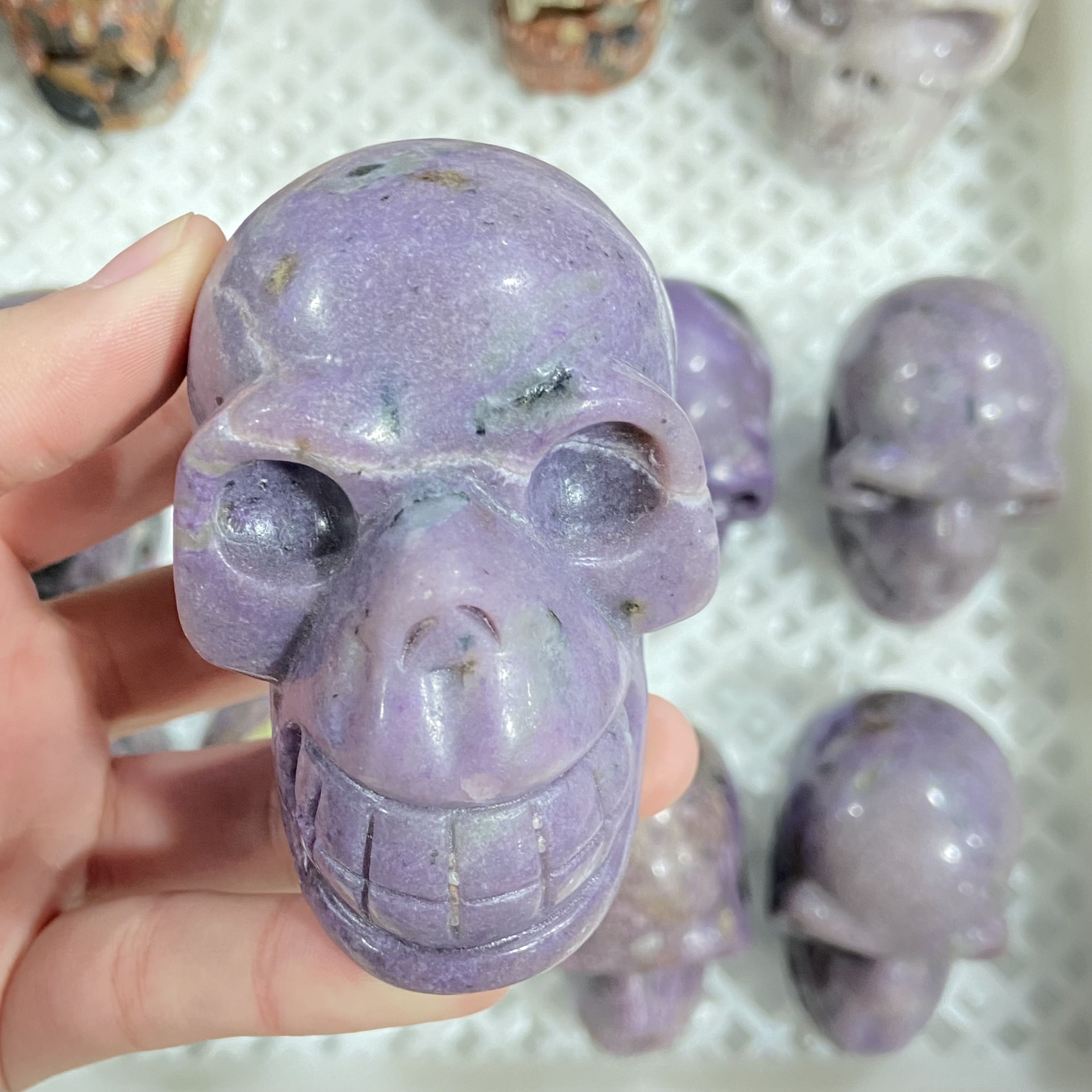 Hot selling crystal carving craft gifts wholesale natural purple mica stone skulls reiki decor