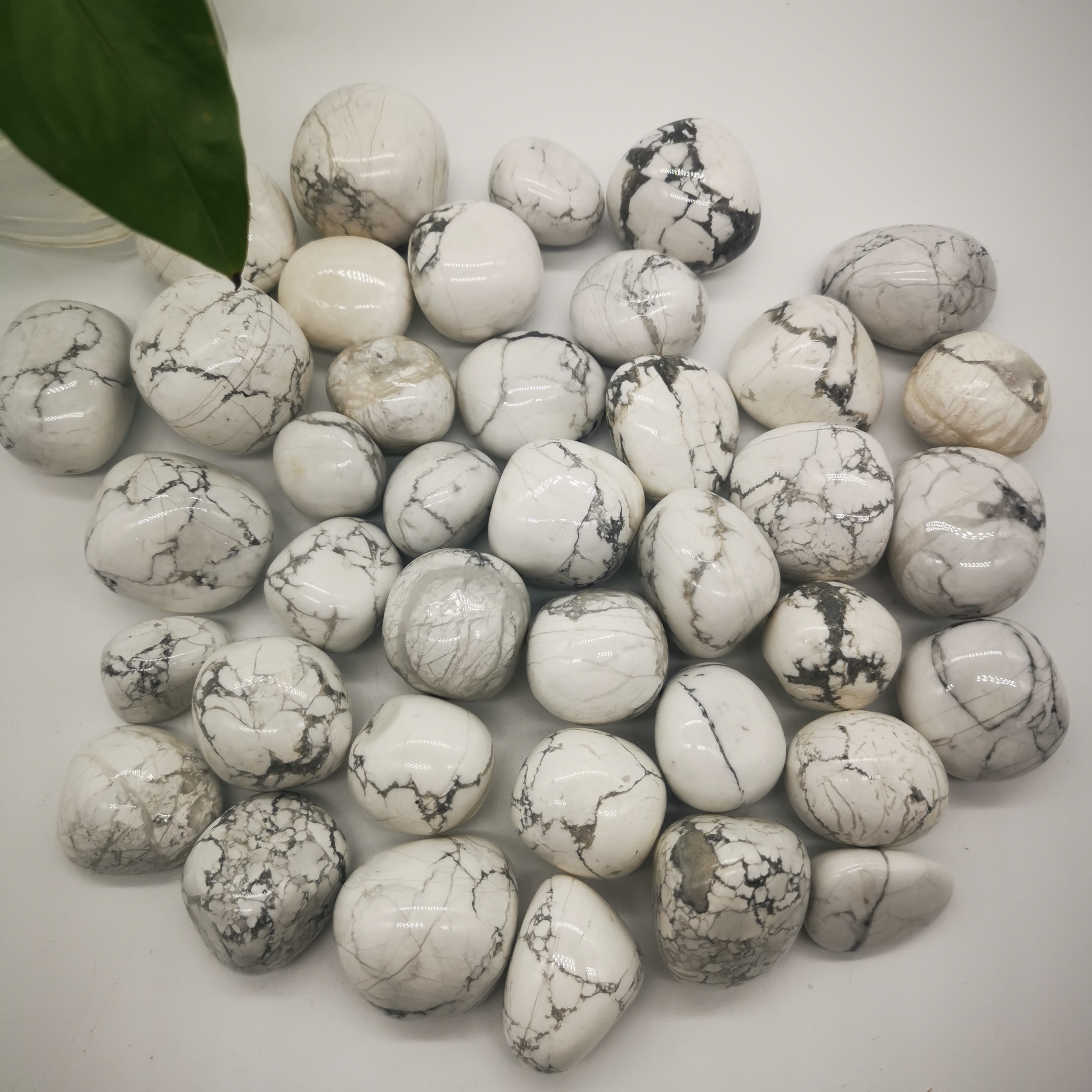 High quality gravel tumbled stones crystal healing polished white pine stone tumbled crystal stones for fengshui