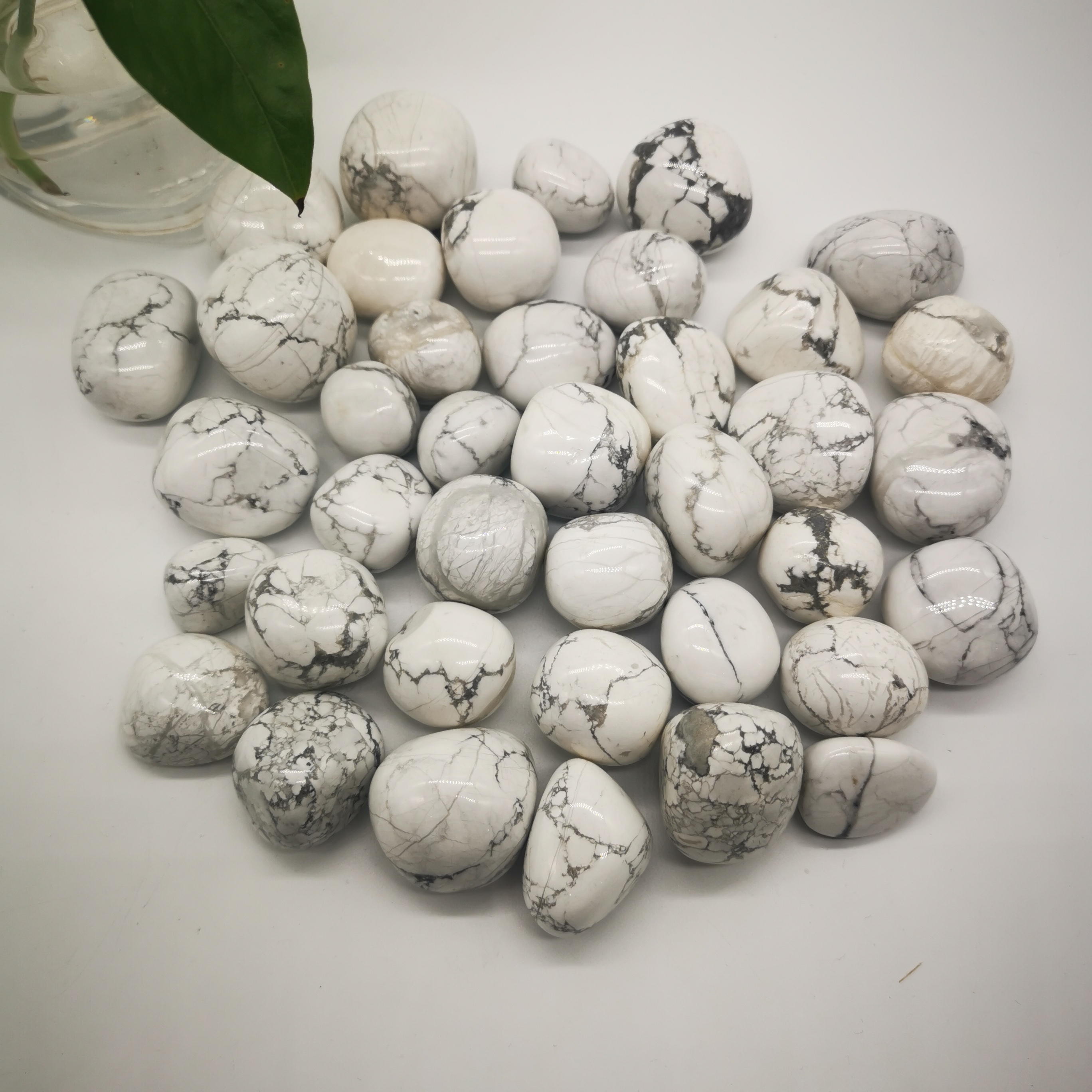 High quality gravel tumbled stones crystal healing polished white pine stone tumbled crystal stones for fengshui