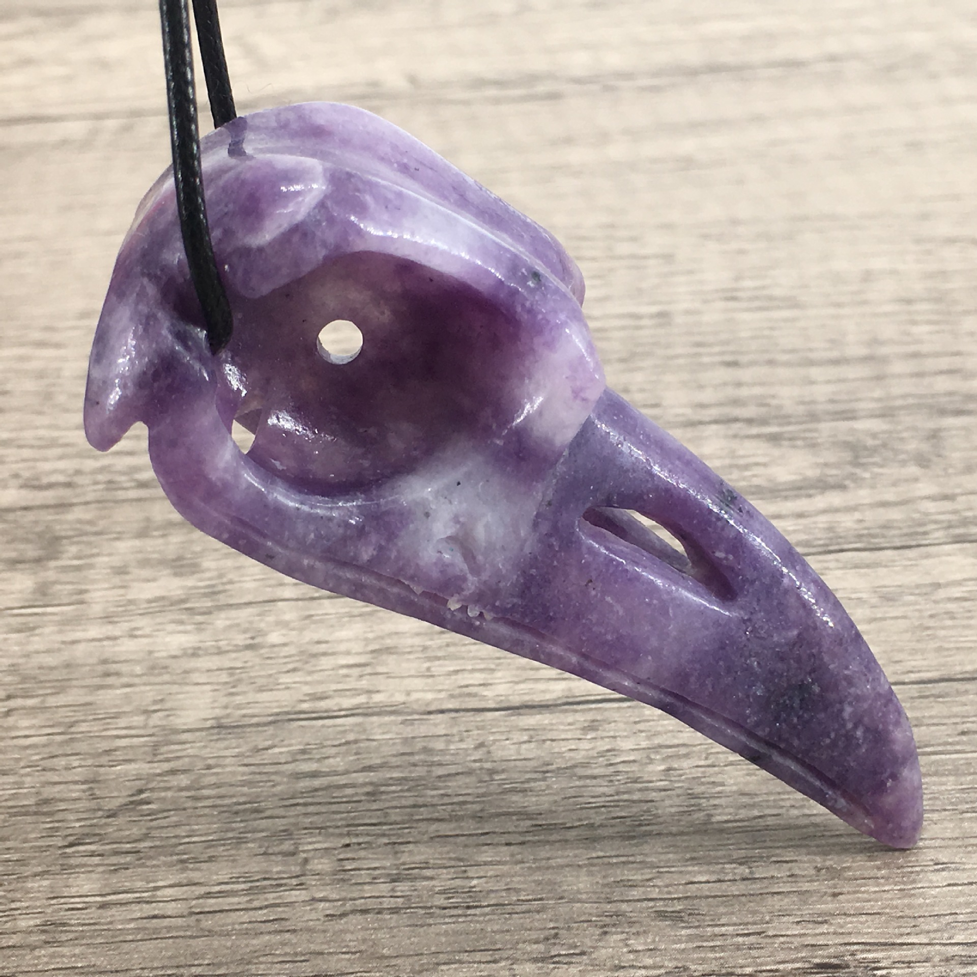 Good price natural crystal carved animal healing reiki purple mica crow skull pendant crystal carving crafts SAMEI JEWELRY