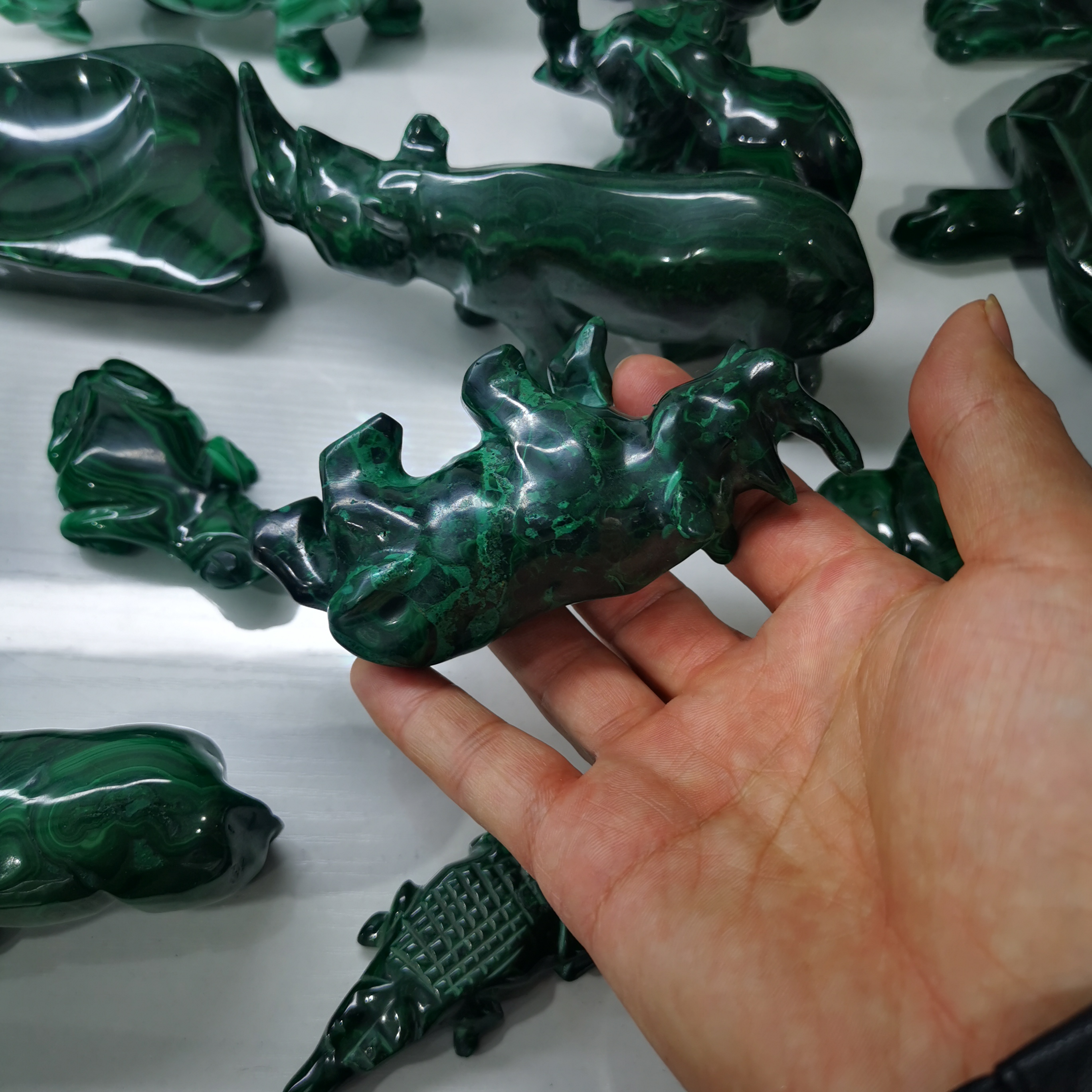 Natural malachite animals crystal carving folk crafts polished healing hand carved green malachite rhino gift for decoration