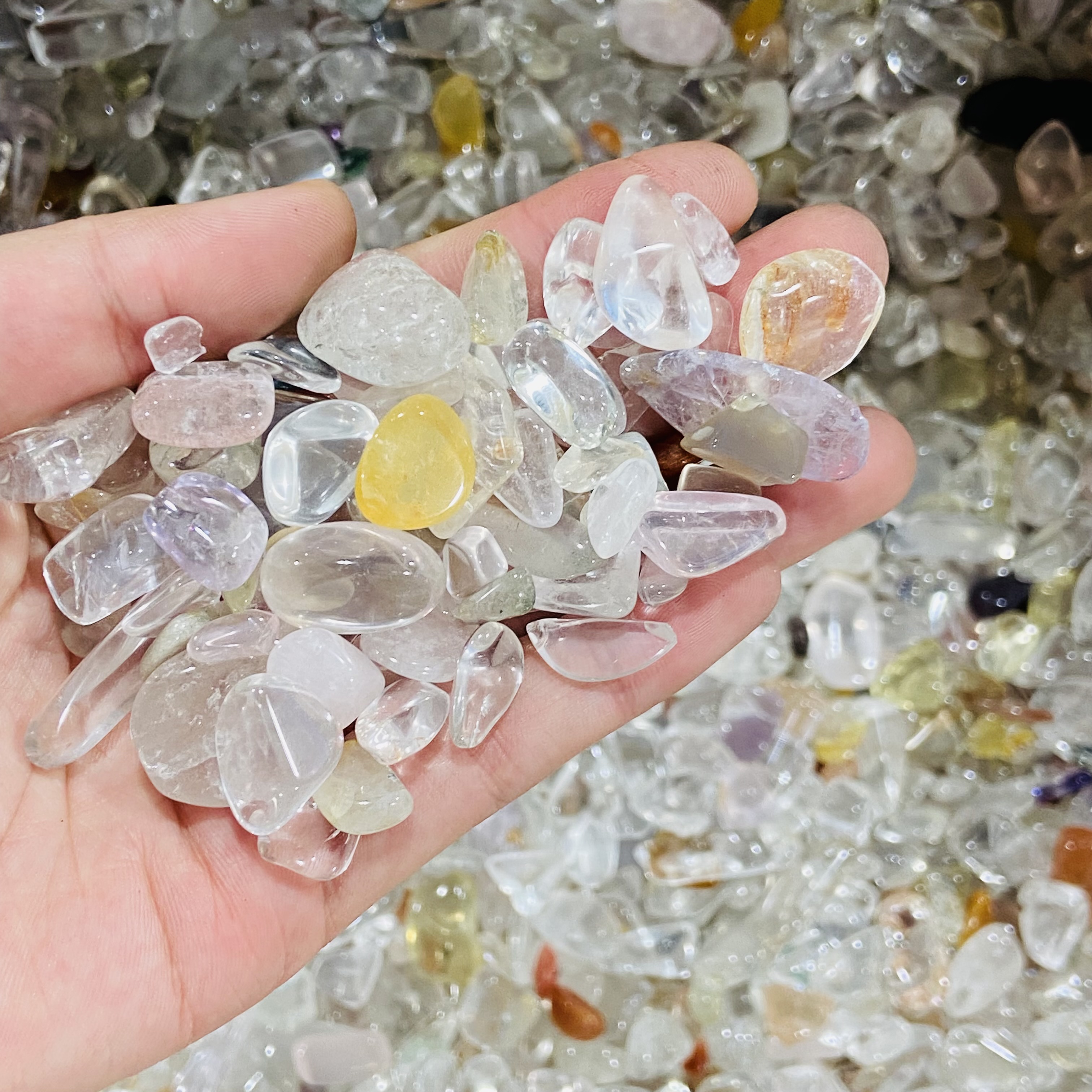 Wholesale Natural crushed crystal stones polished small colorful tumbled stones crystal healing