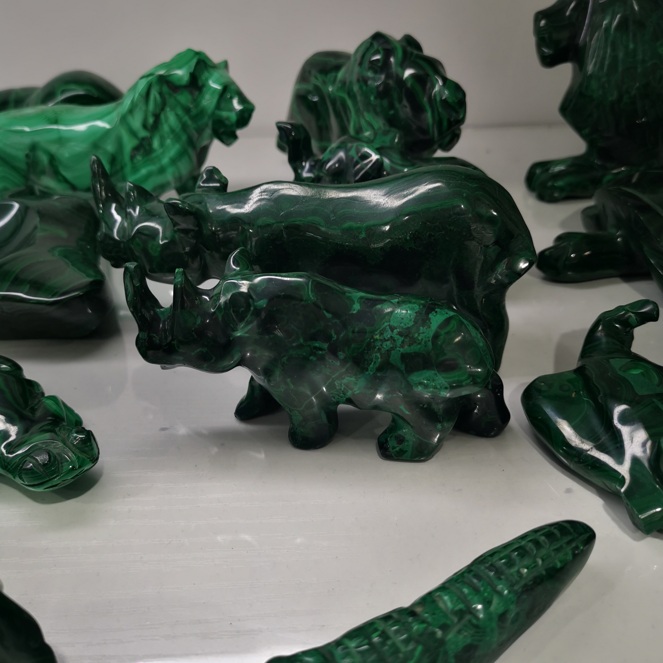 Natural malachite animals crystal carving folk crafts polished healing hand carved green malachite rhino gift for decoration