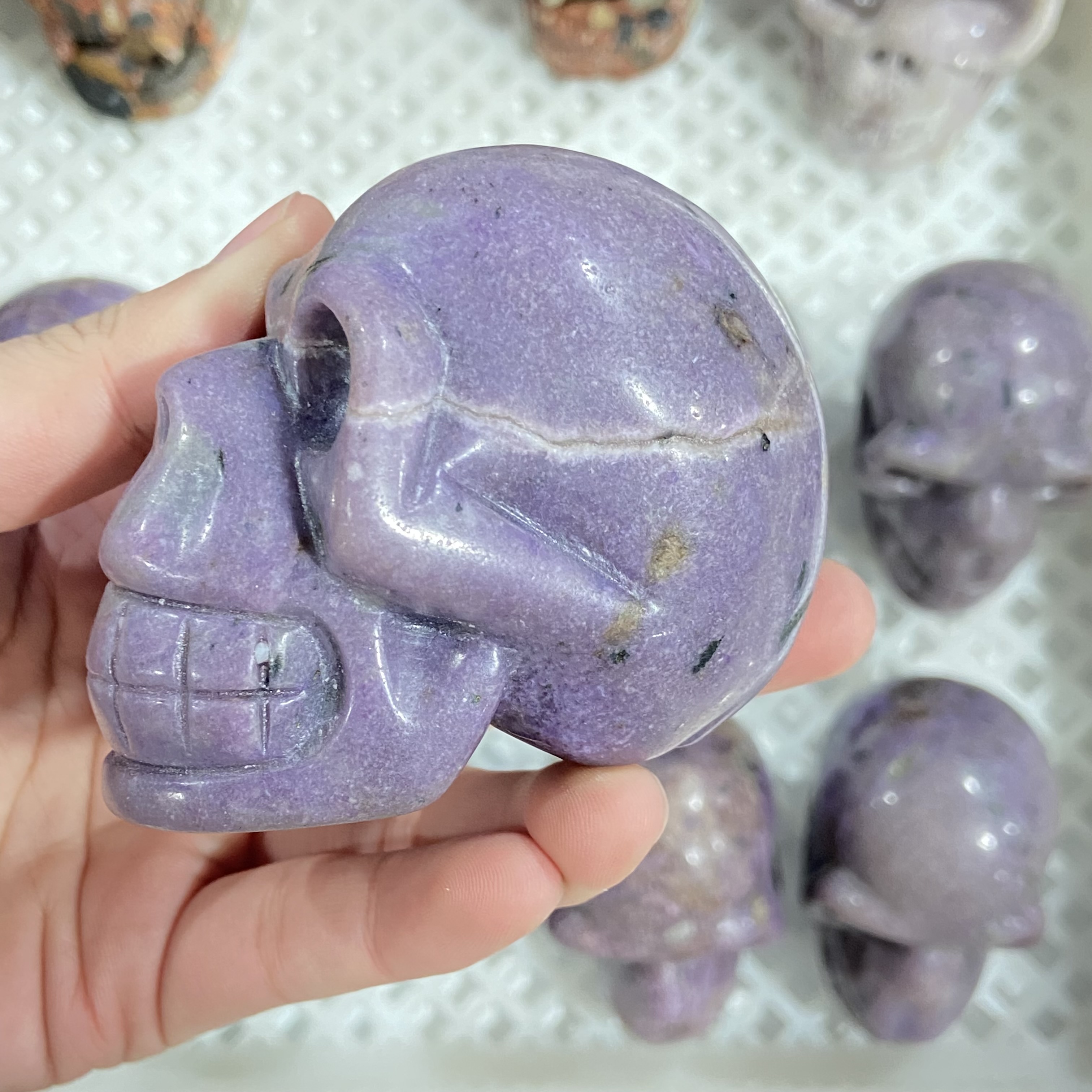 Hot selling crystal carving craft gifts wholesale natural purple mica stone skulls reiki decor