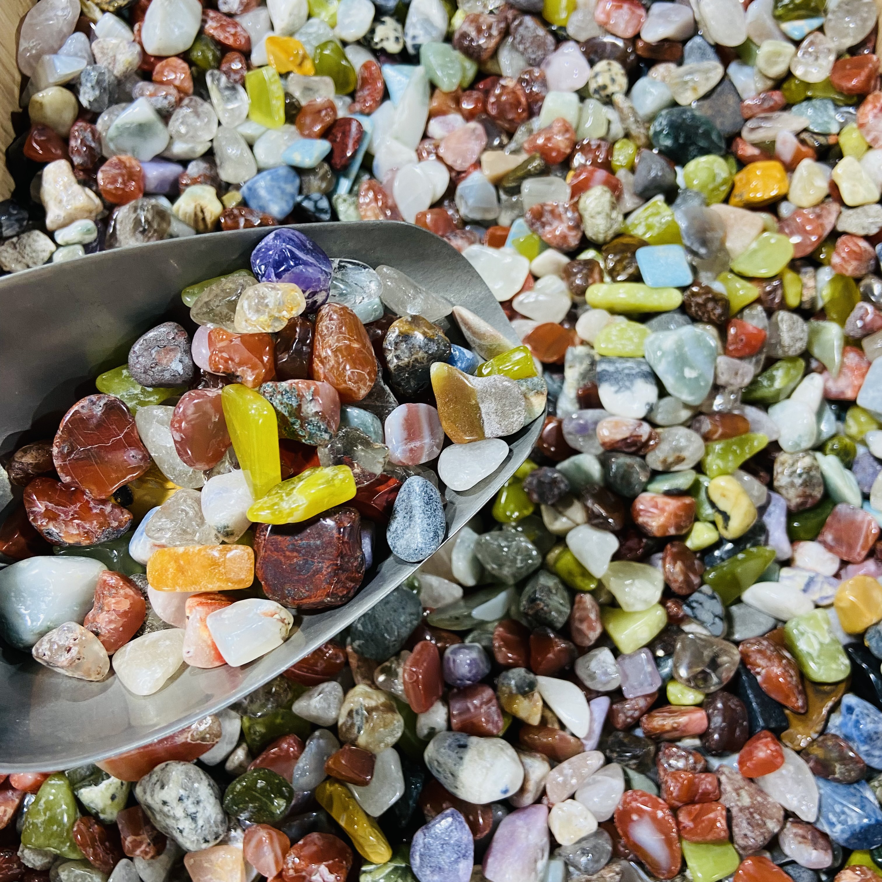 wholesale Natural crystals healing stones colourful Tumbled fengshui and healing crystal stone for decoration and gifts