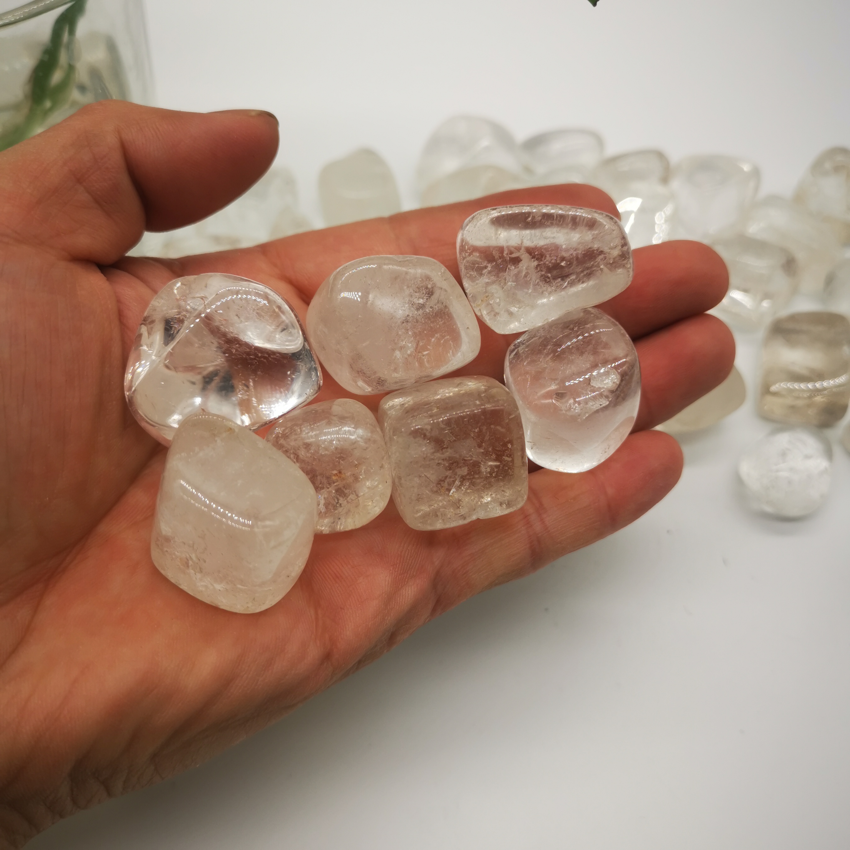 Wholesale transparent naturel stone tumbled 2-3cm high quality clear white crystal tumbled crystal stone gravel for decoration