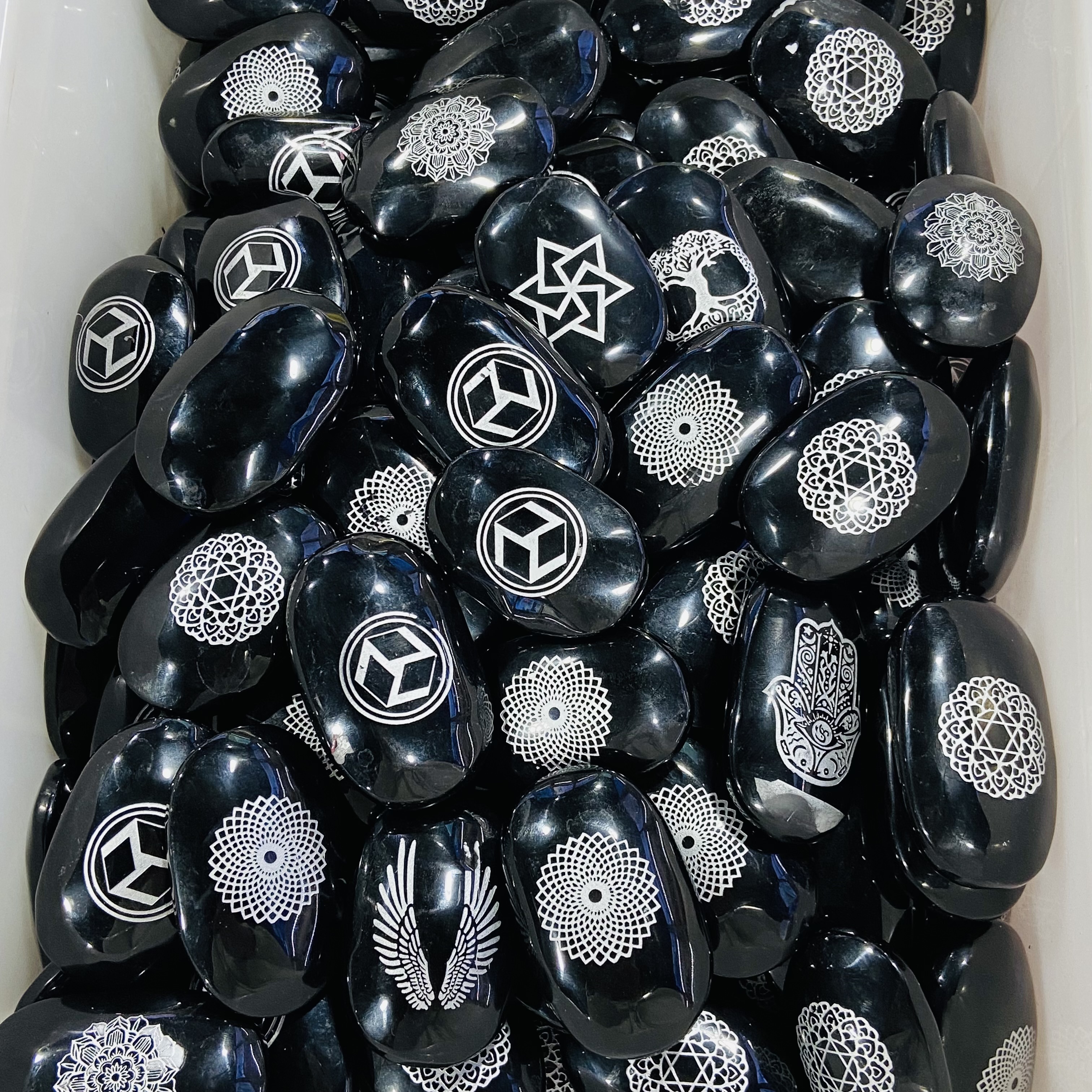 Wholesale Natural Obsidian Palm Crystal Carving Energy Healing Oval Obsidian Lettering crystal palm decoration