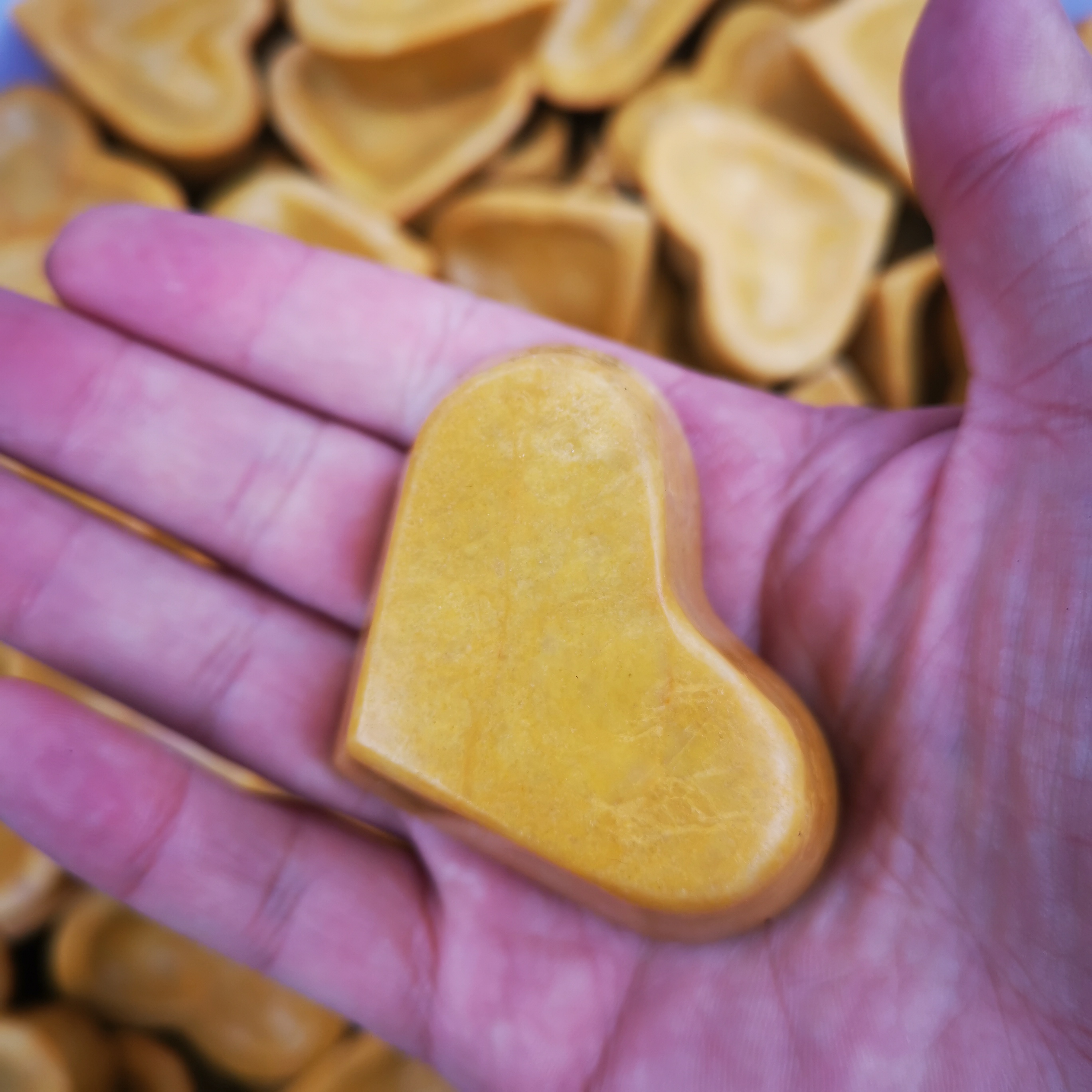 Best quality natural crystal stone hearts fengshui healing 3 inches yellow aventurine crystal heart gemstone for decoration