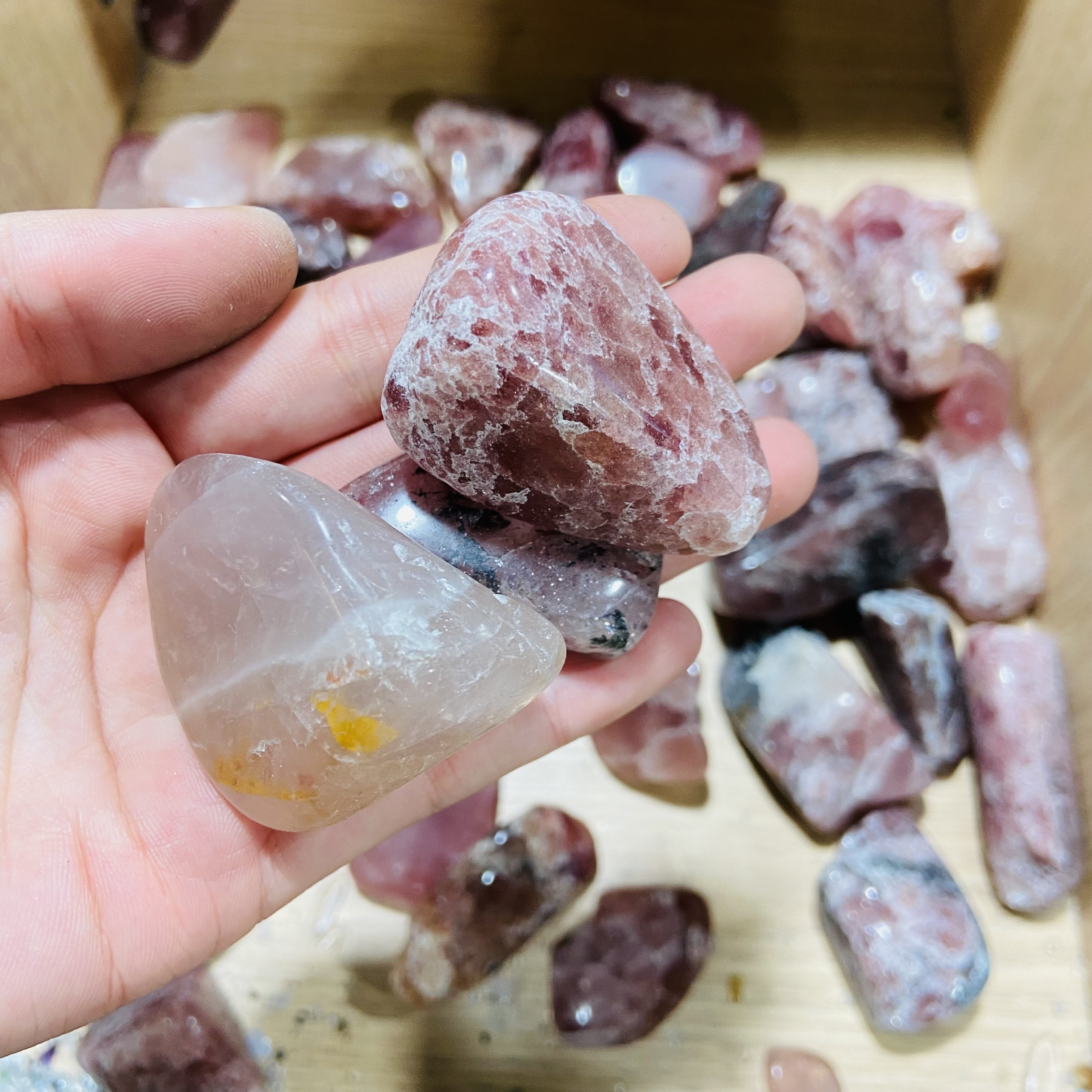 High quality Natural crystals healing stones strawberry quartz Tumbled fengshui and crystal stone for decoration and gifts