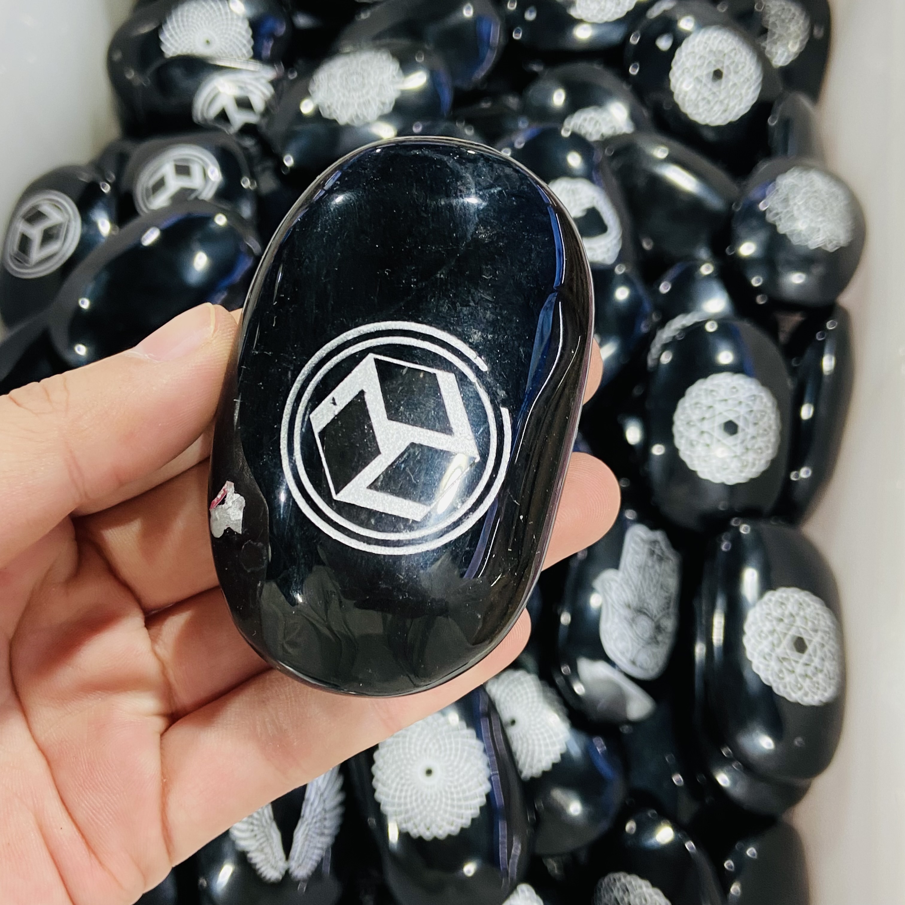 Wholesale Natural Obsidian Palm Crystal Carving Energy Healing Oval Obsidian Lettering crystal palm decoration