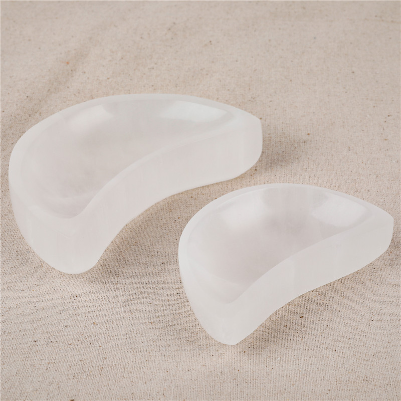 Polished White Heart shaped decorative bowl hand carved natural quartz crystal gypsum crescent bowl for folk crafts