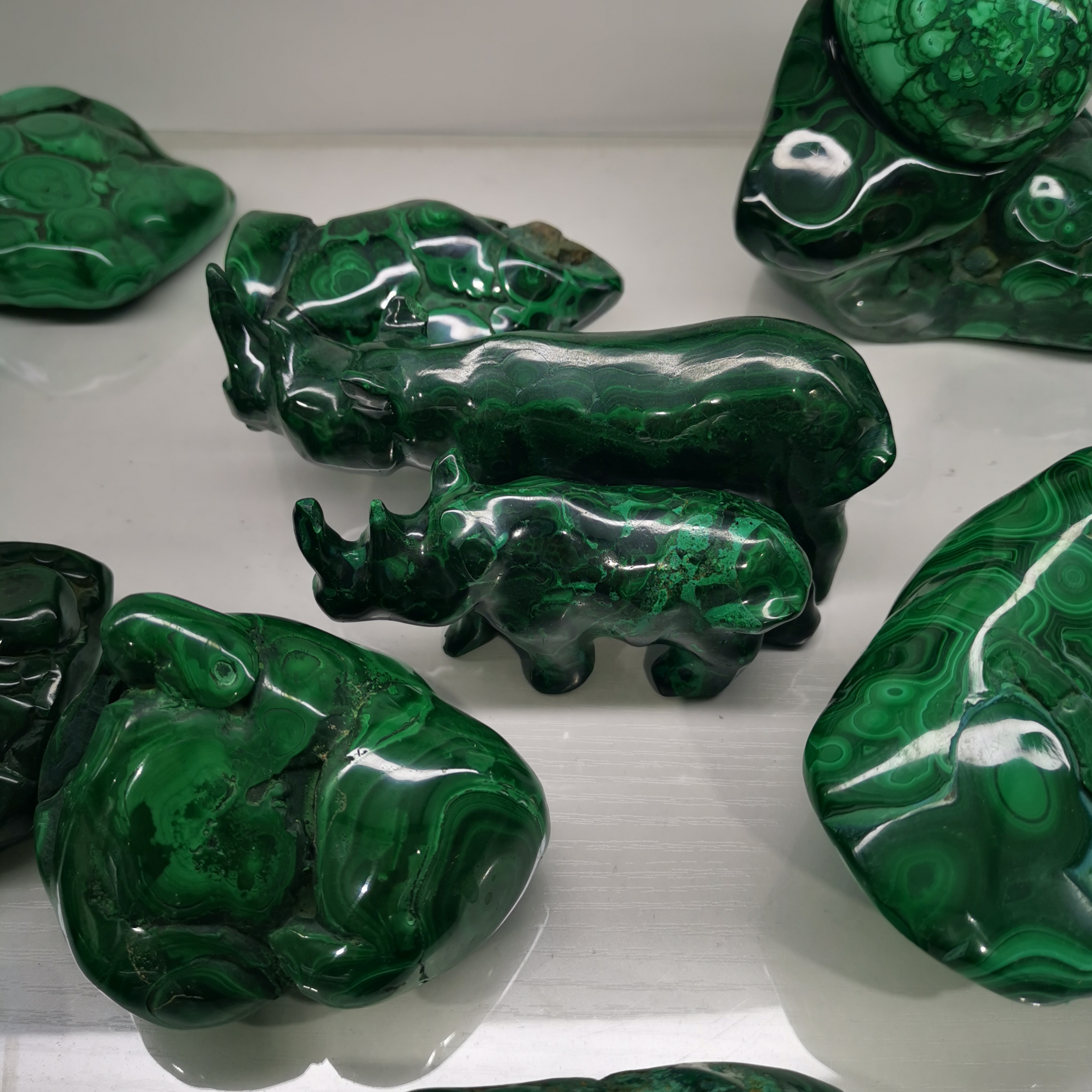 Natural malachite animals crystal carving folk crafts polished healing hand carved green malachite rhino gift for decoration