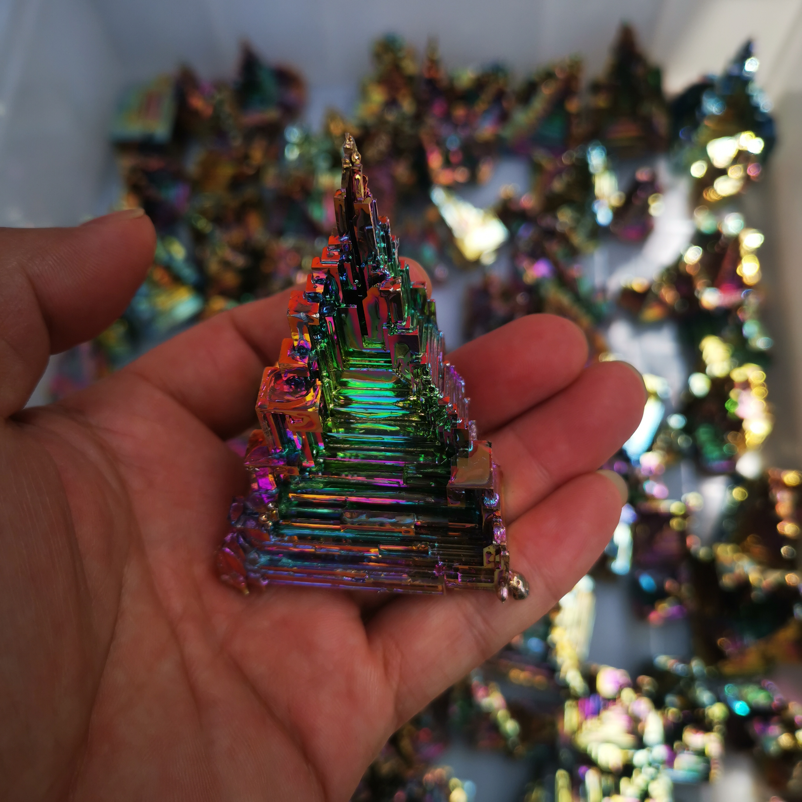 Wholesale high quality aura natural ore carved rainbow pyramid shaped raw crystal rough color mineral stone for home decoration