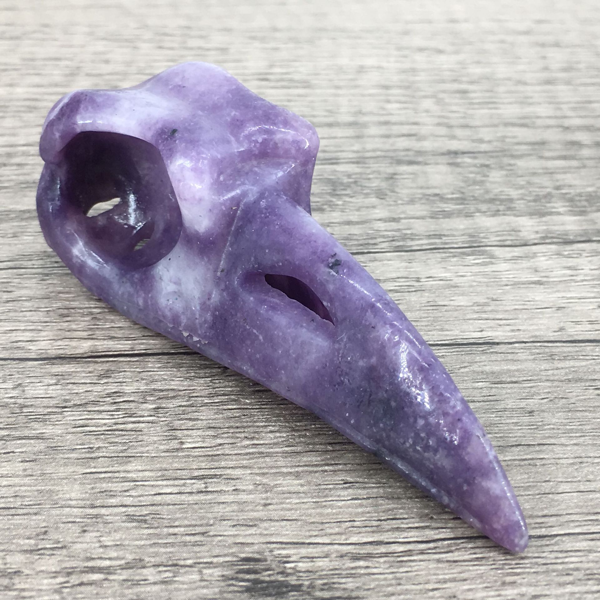 Good price natural crystal carved animal healing reiki purple mica crow skull pendant crystal carving crafts SAMEI JEWELRY