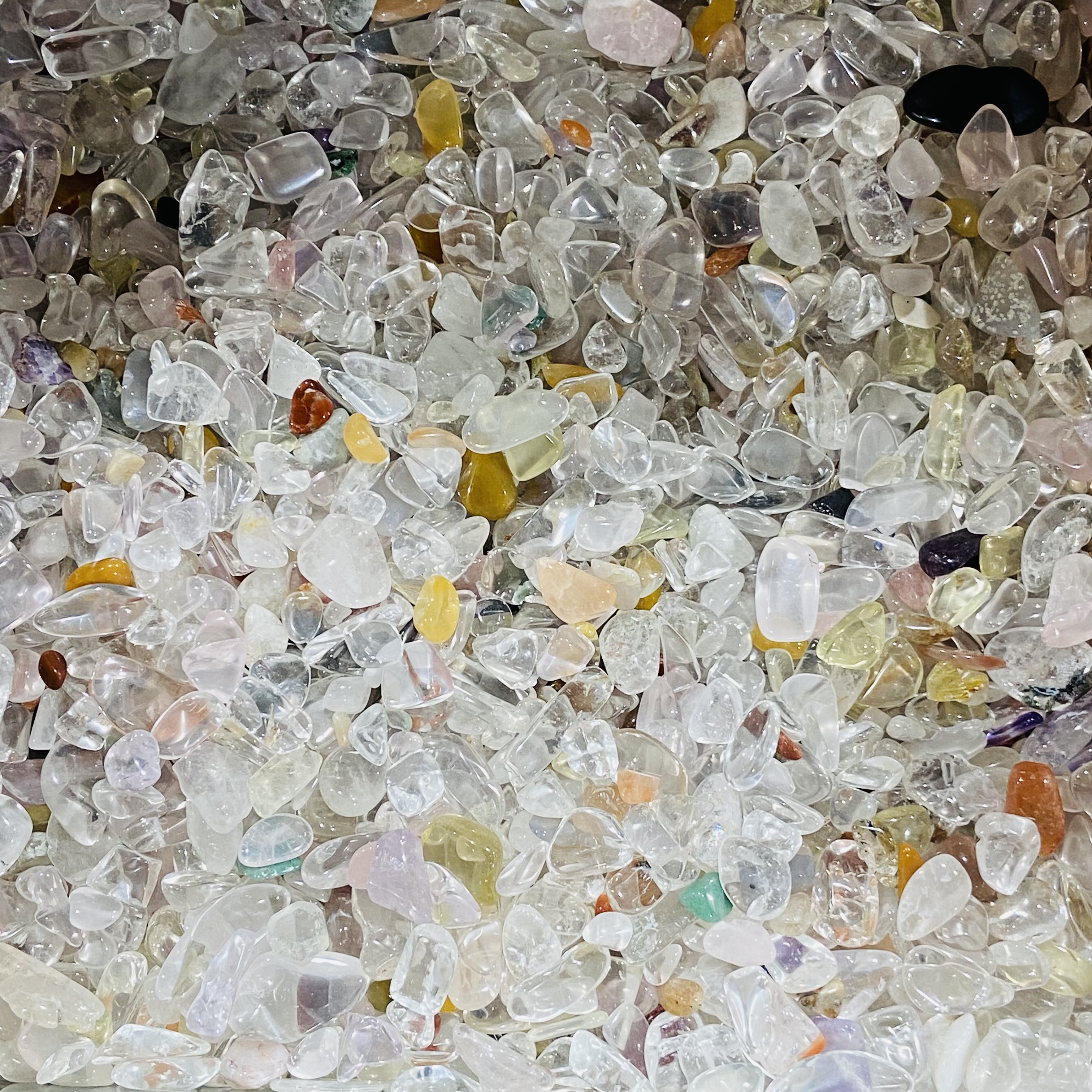 Wholesale Natural crushed crystal stones polished small colorful tumbled stones crystal healing